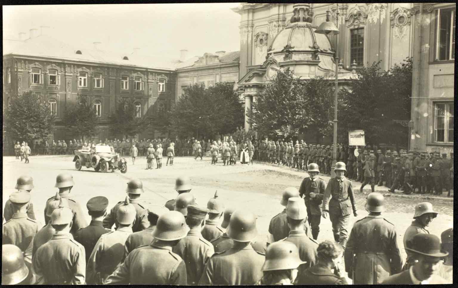 Another 1917 documentary view of the church during Wilhelm II’s visit, useful for showing the building in a historic street setting.