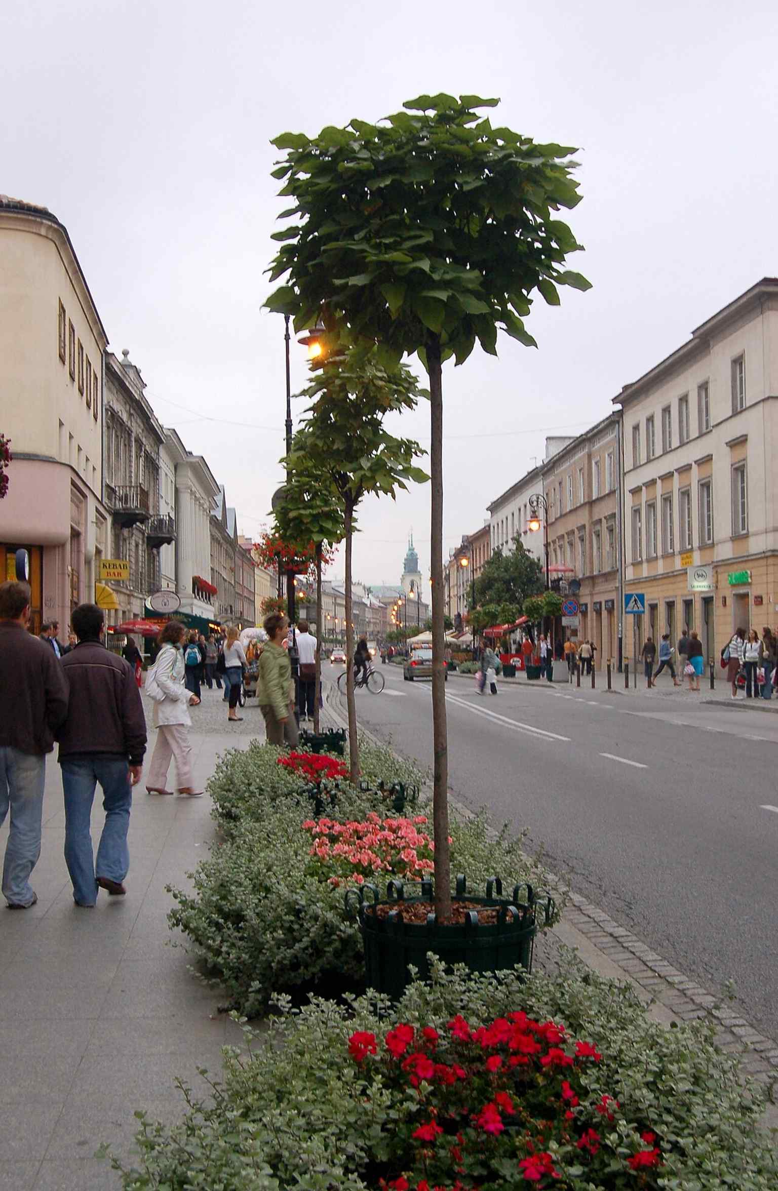 A 2006 view of Nowy Świat’s rebuilt frontage, showing the elegant postwar street wall that restored the avenue’s 19th-century character.
