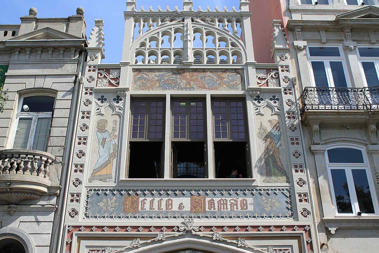 Another exterior angle showing how the building stands out in Porto’s historic center, where Lello has drawn visitors for generations.