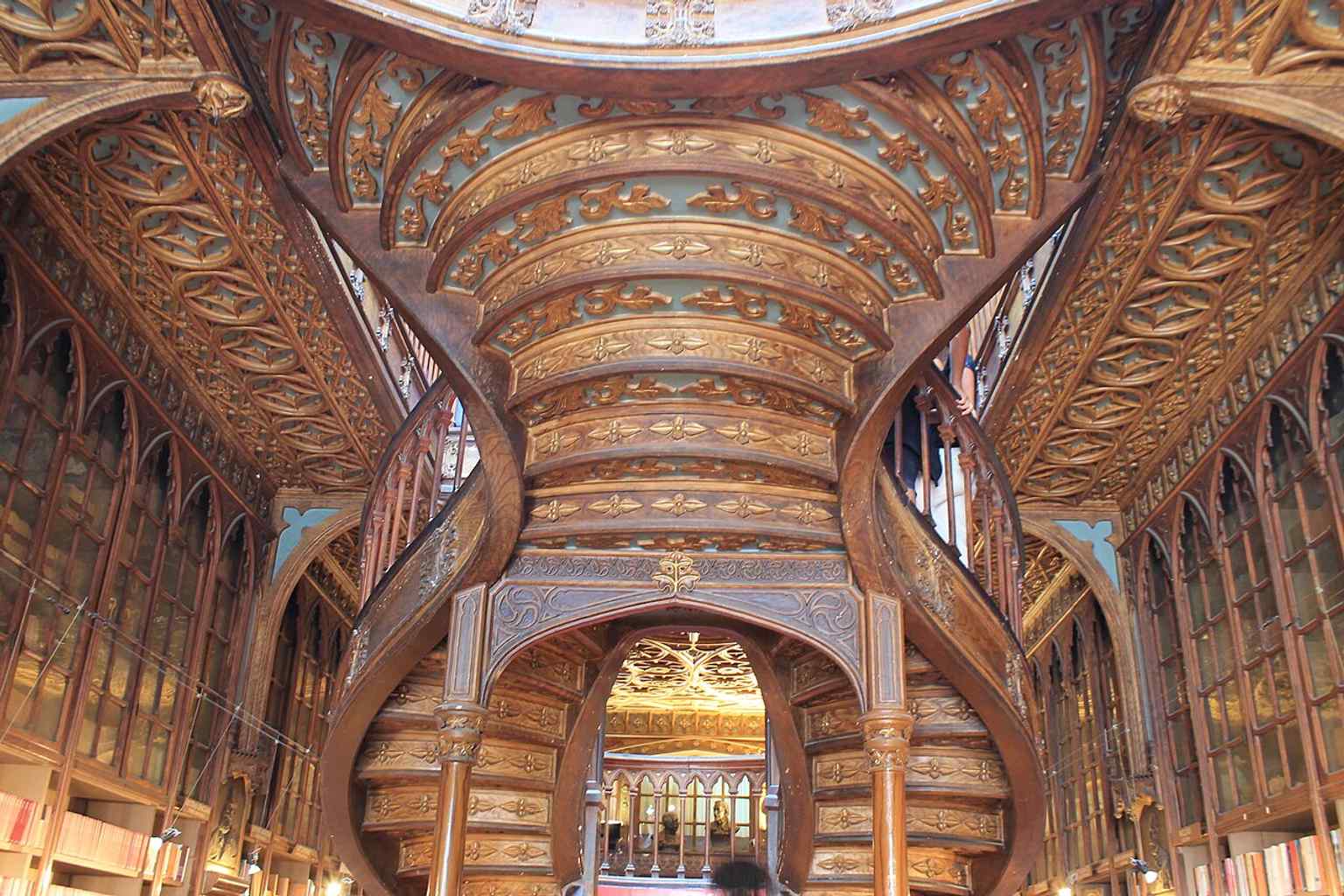 A wider interior view that combines the staircase and upper galleries, capturing the theatrical layout that impressed early visitors in 1906.