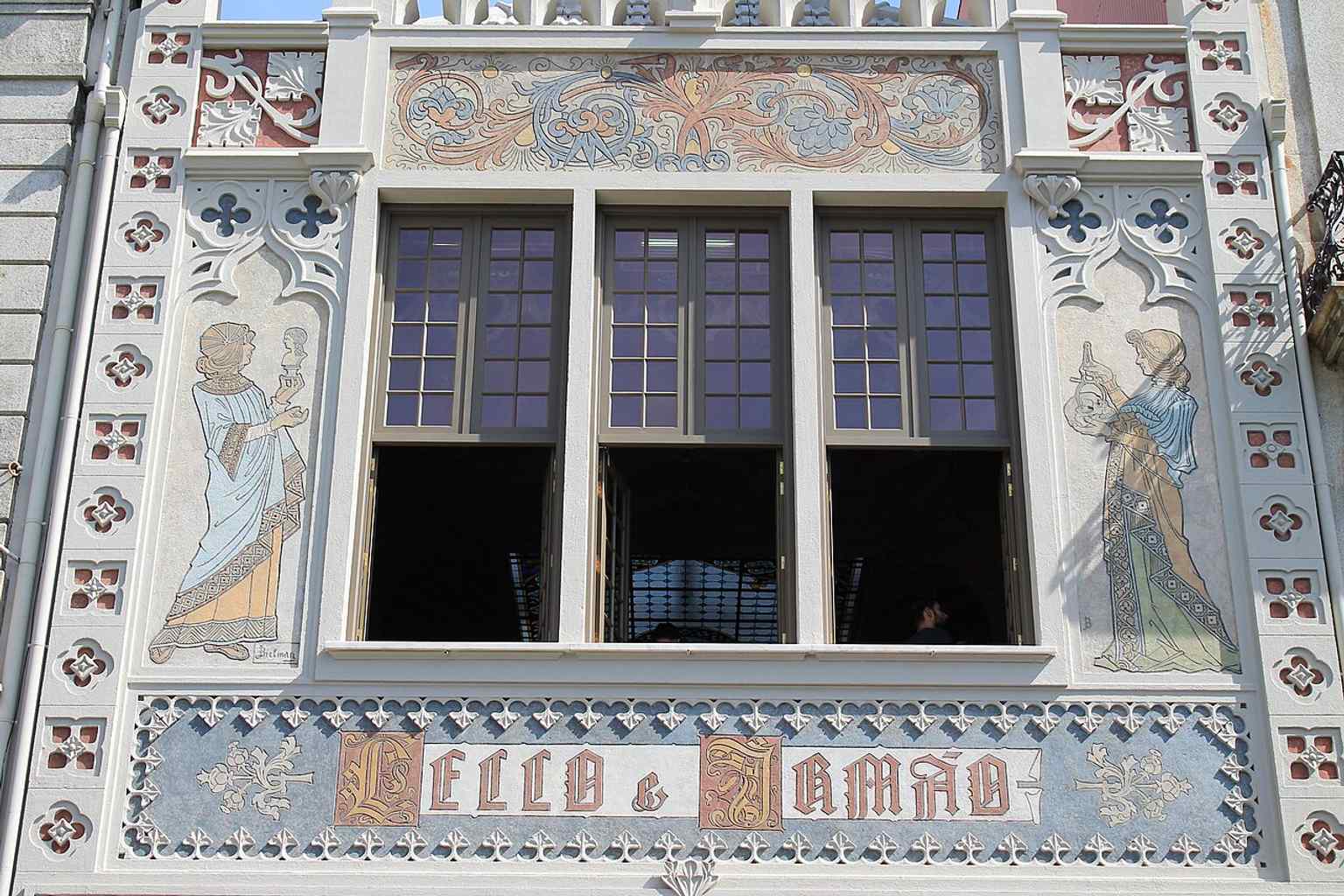 A close look at one of Lello’s signature windows, reflecting the ornate neo-Gothic craftsmanship seen throughout the building.