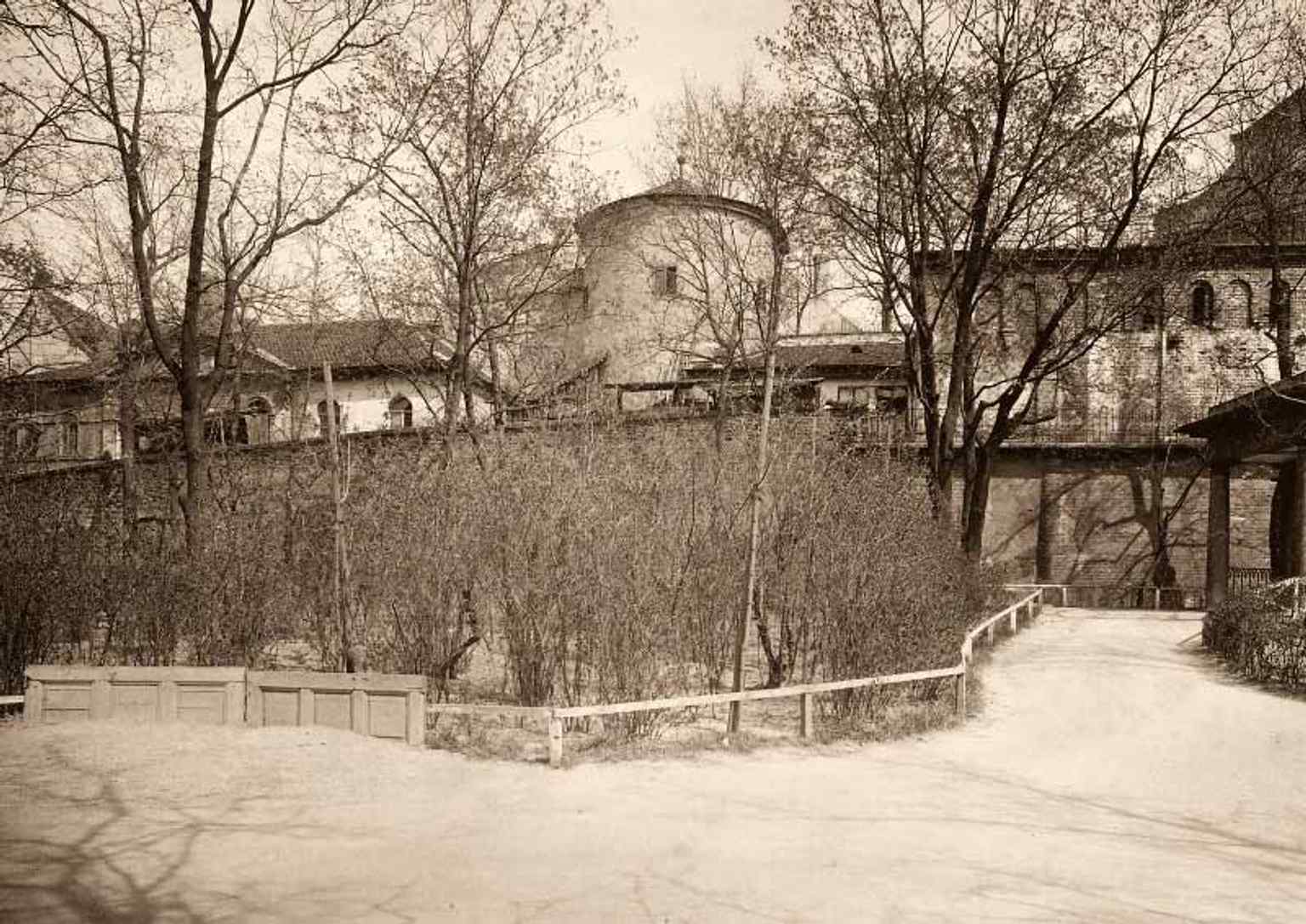 Early 20th-century Denis’s Gardens with the city walls visible — a rare glimpse of the park before its modern redesigns.