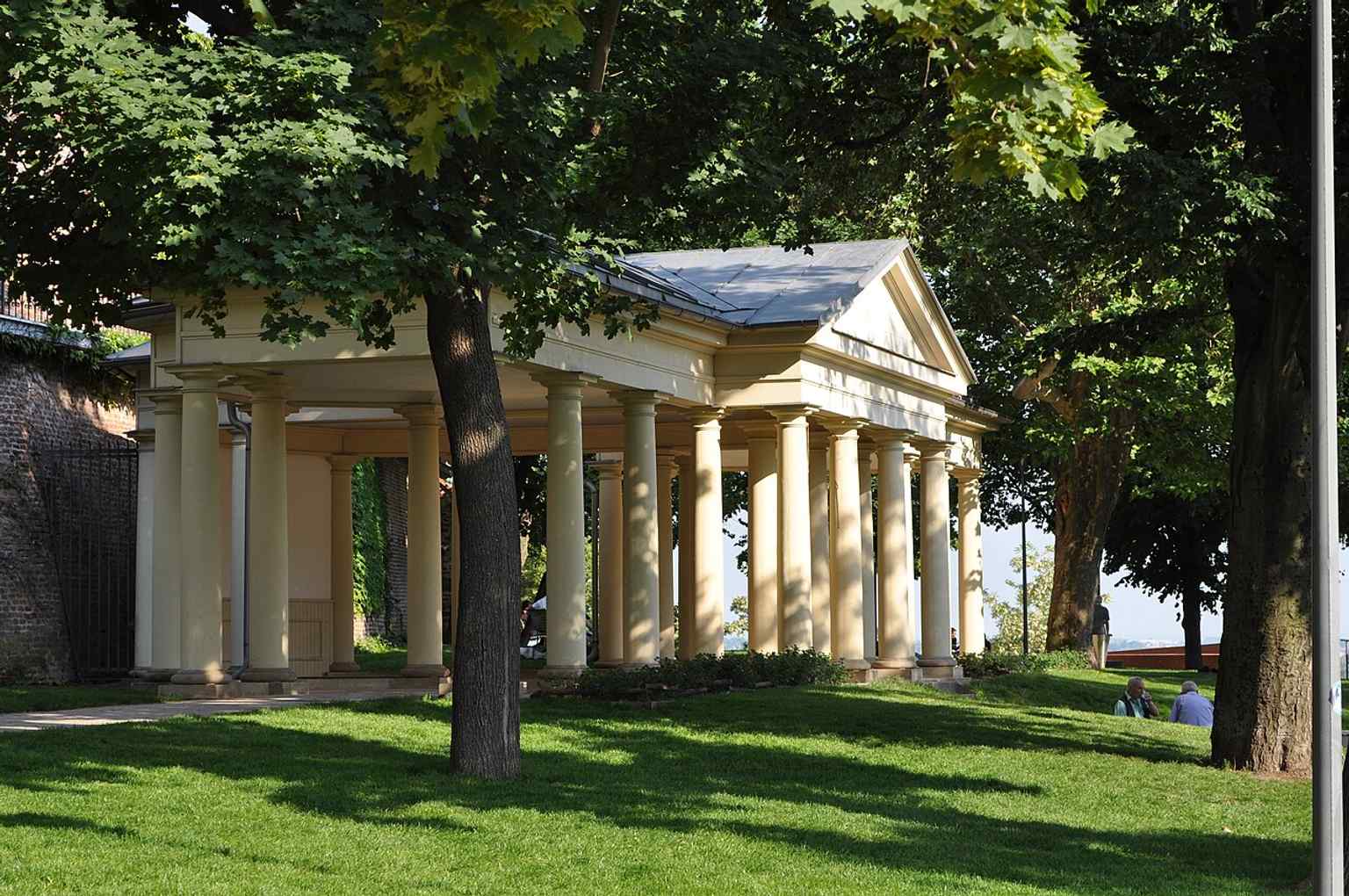 The classic Denis’s Gardens colonnade, one of the park’s key 19th-century features, built near the memorial obelisk.