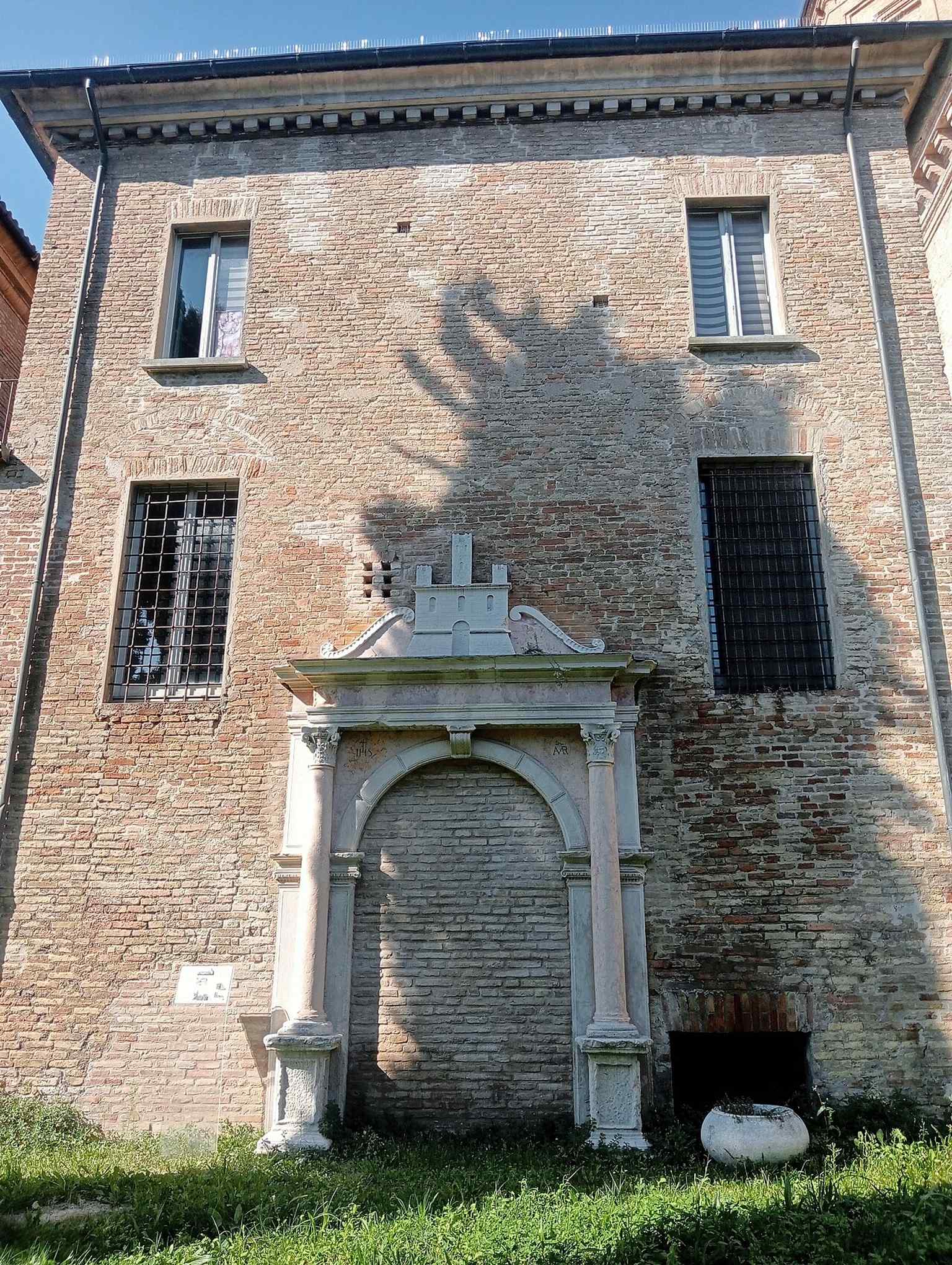 Another clear exterior view of the basilica, useful for showing the monument’s overall massing and the later Baroque façade.