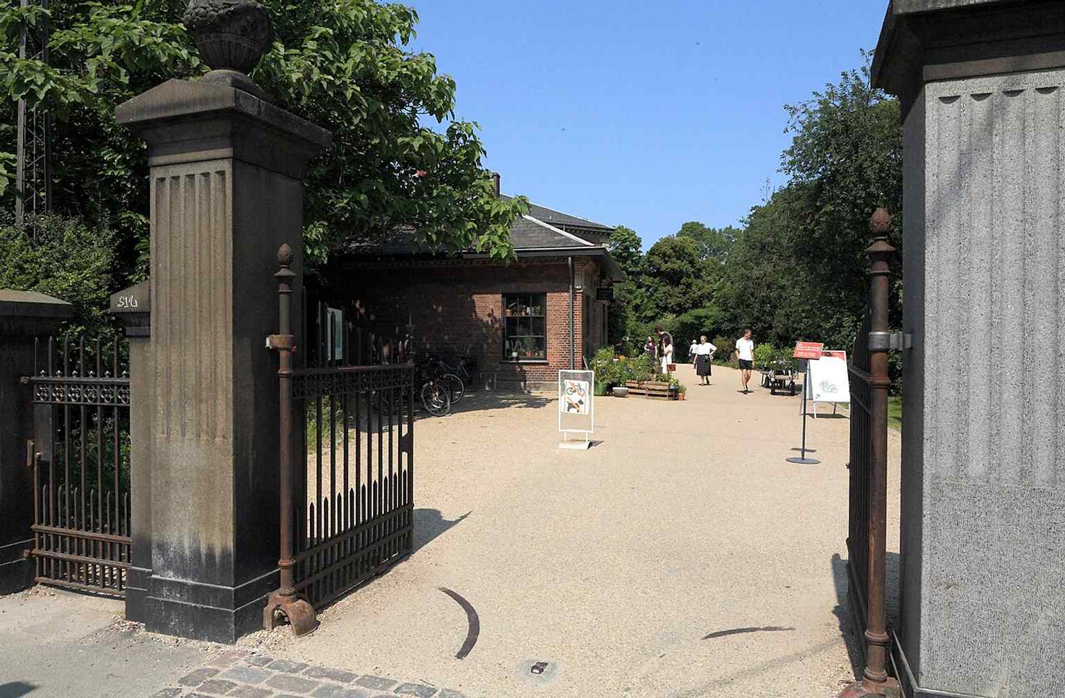 The main entrance to the botanical garden, which is an informal garden with free admission and includes a shop for plants and seeds.