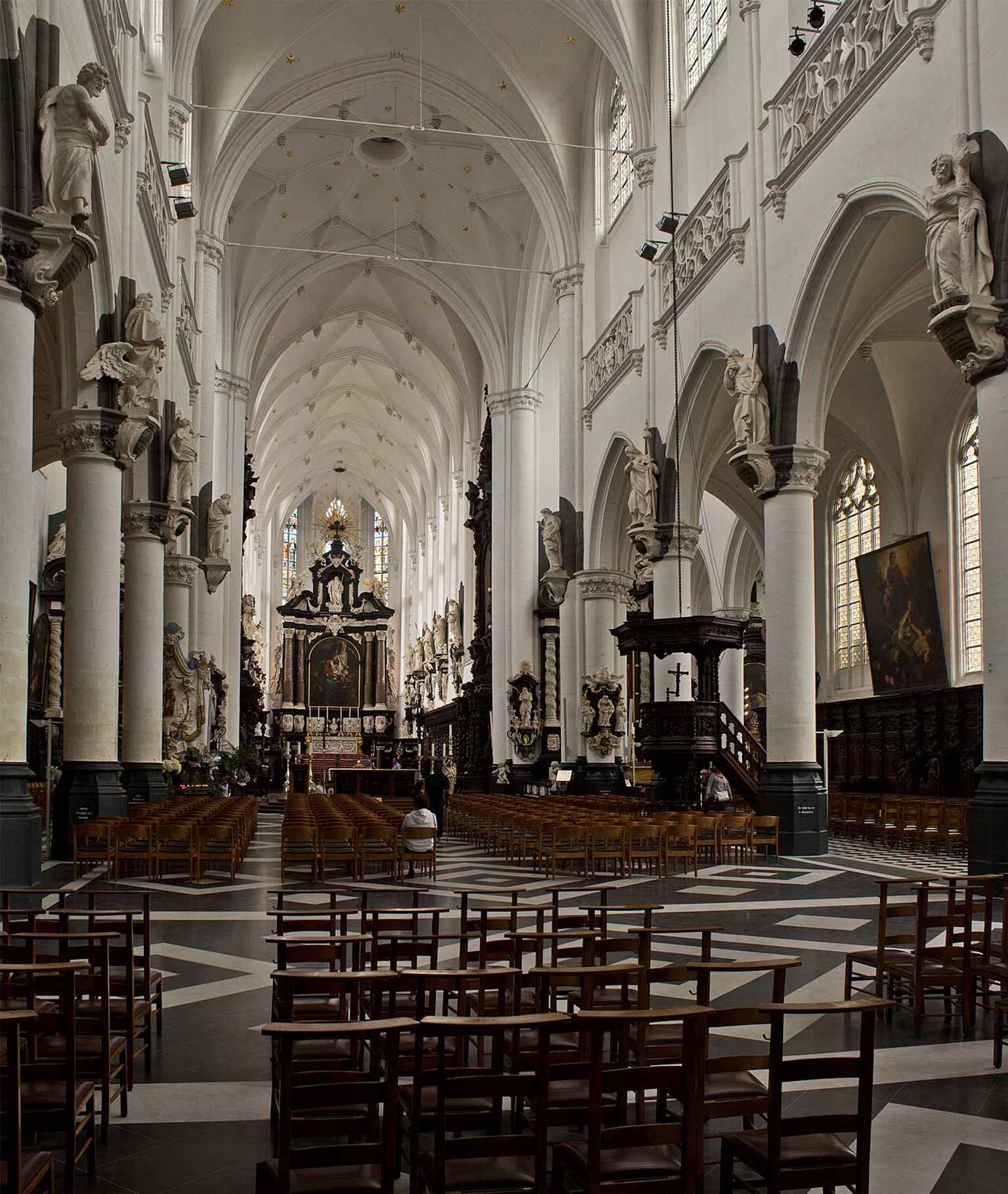 An interior photo showing the church’s dense Baroque decoration, where sculpture, altars and church furniture create a highly unified visual effect.