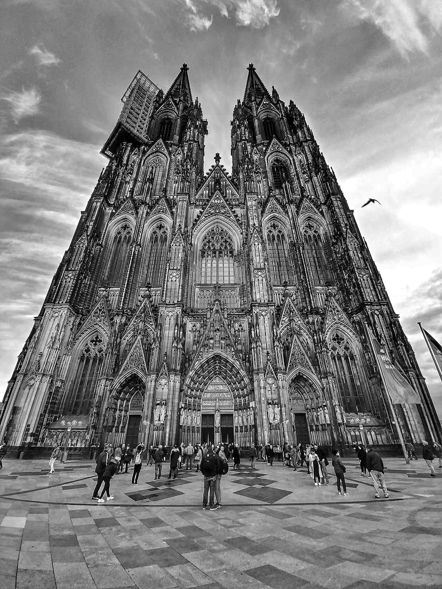 Die monumentale Westfassade, die 1880 fertiggestellt wurde, spiegelt die komplexen mittelalterlichen Pläne von Michael von Savoyen wider und ist damit die größte Kirchenfassade, die je gebaut wurde.