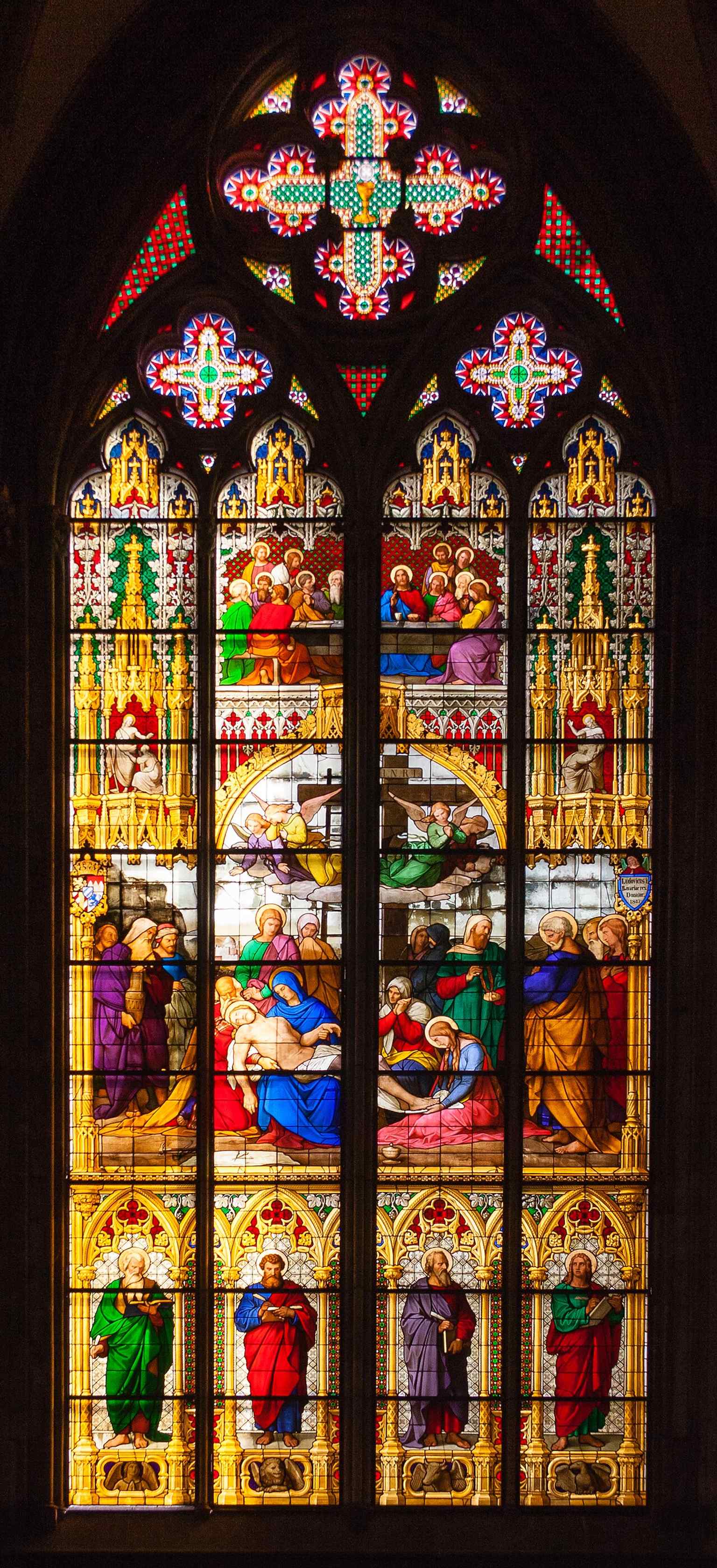 Dieses 'Beweinungs'-Fenster, Teil des Bayernfenster-Zyklus aus dem 19. Jahrhundert, zeigt die kontinuierlichen künstlerischen Ergänzungen der Kathedrale, obwohl einige dieser Fenster aus dem 19. Jahrhundert während der Restaurierung nach dem Zweiten Weltkrieg für ihre 'brutale Farbe' kritisiert wurden.