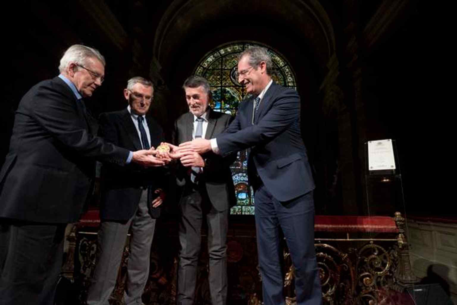 A Gipuzkoa institutional awards ceremony inside the Provincial Council context — a modern example of the Diputación General awarding the territory’s top honour.