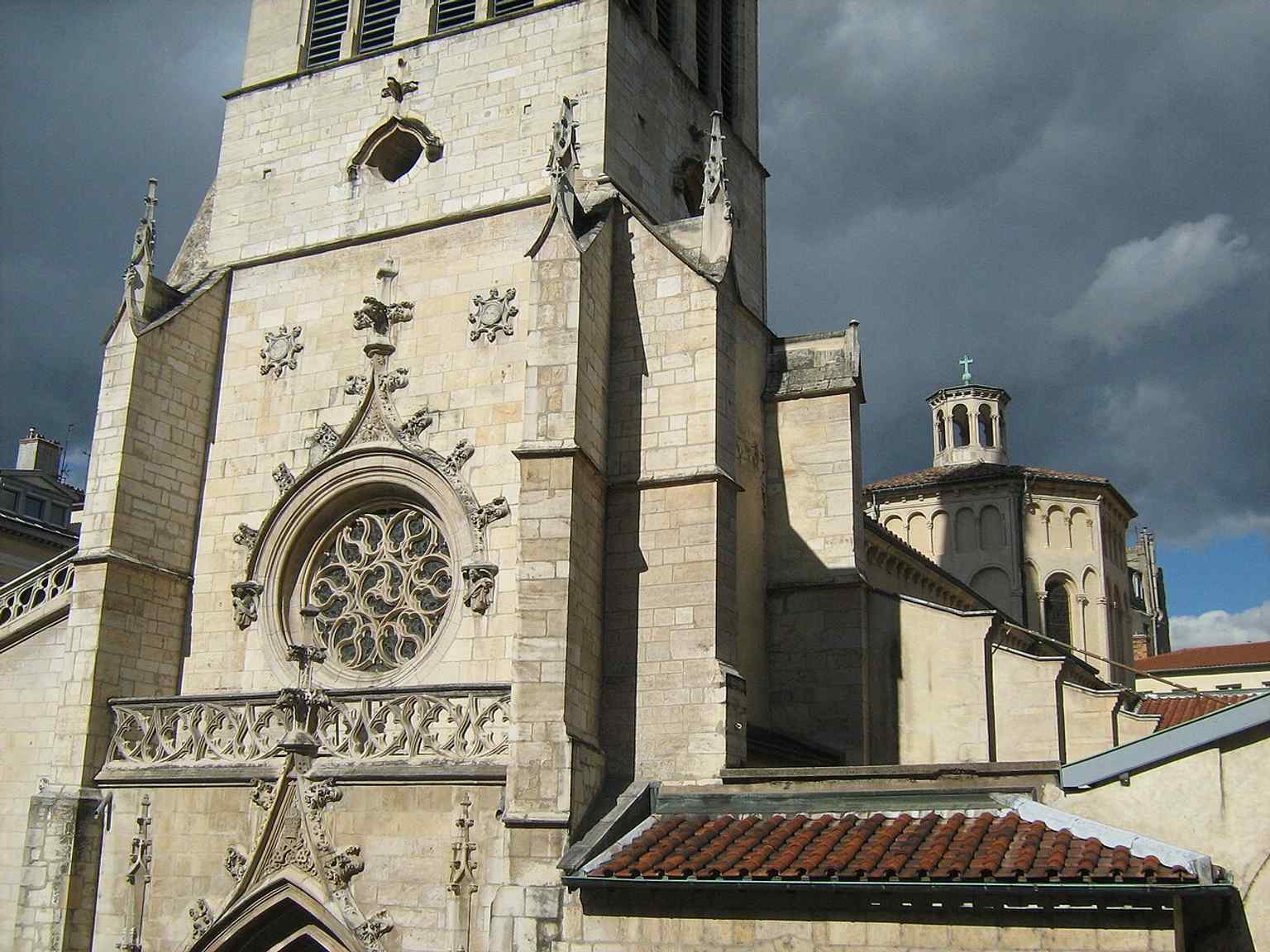 A full façade-and-roof view that shows the church’s Romanesque massing and later Gothic additions in one glance.