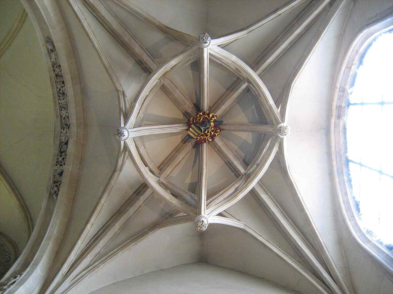 The south transept vault with a dated 1495 keystone — a fine example of the church’s late Gothic phase.