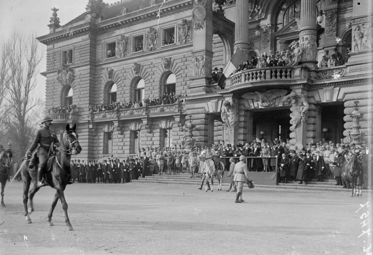 French troops parade in front of the palace in November 1918, capturing the moment the building’s symbolism switched from empire to French sovereignty.