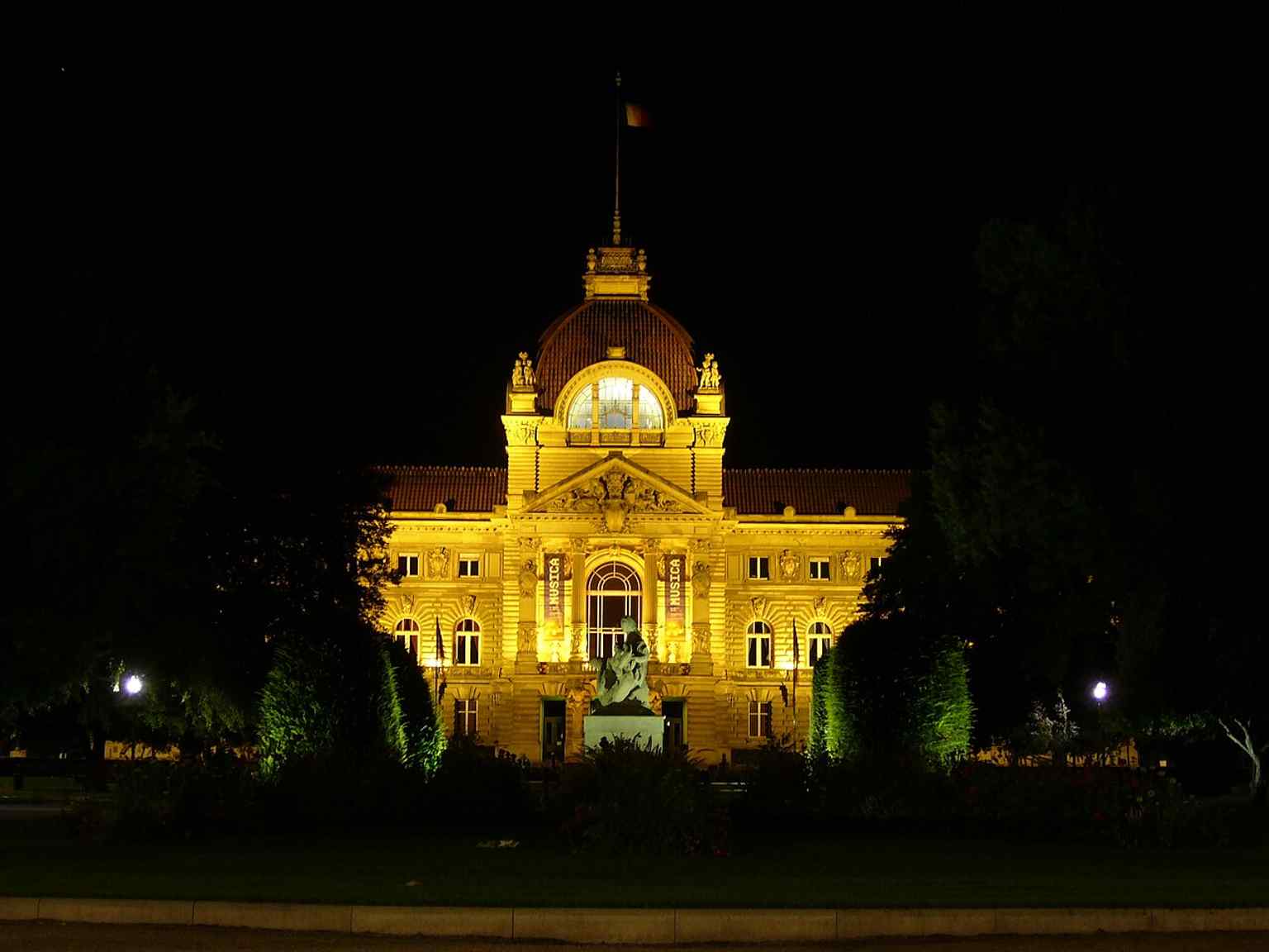The palace at night, emphasizing the monumental dome that dominates the Place de la République today.