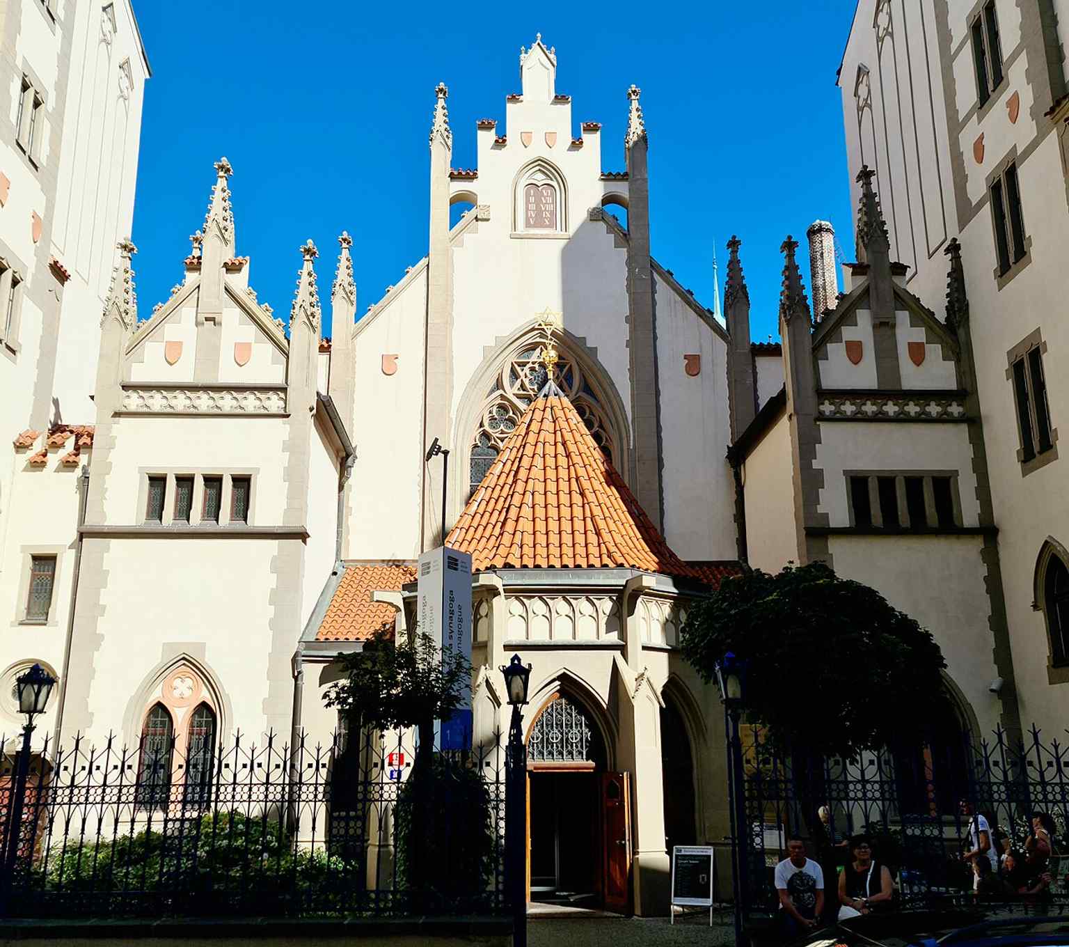 Die Synagoge präsentiert sich heute in ihrer markanten neugotischen Form, einem Ergebnis umfassender Renovierungen um die Wende vom 19. zum 20. Jahrhundert, entworfen vom Architekten Alfred Grotte.