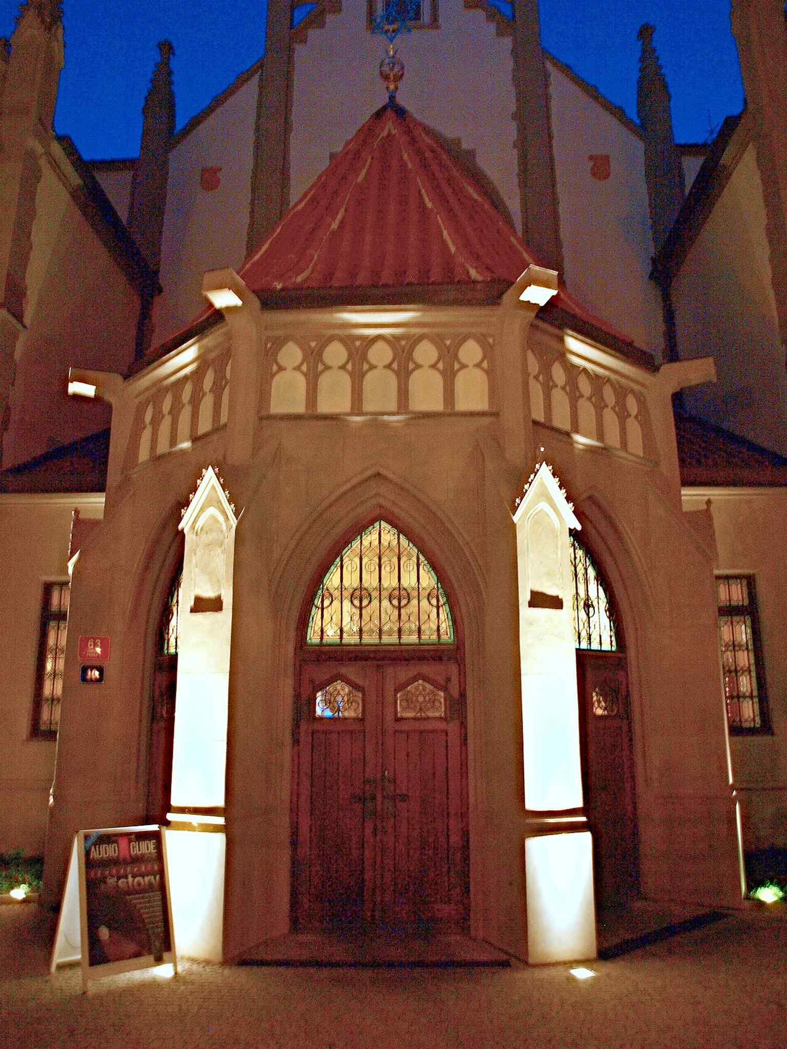 Das Äußere der Synagoge wurde kürzlich (2014-2015) in ihren authentischen neugotischen Farben der Jahrhundertwende restauriert, einschließlich Grün-, Ocker- und Rottönen, nachdem sie viele Jahre lang einheitlich weiß gewesen war.