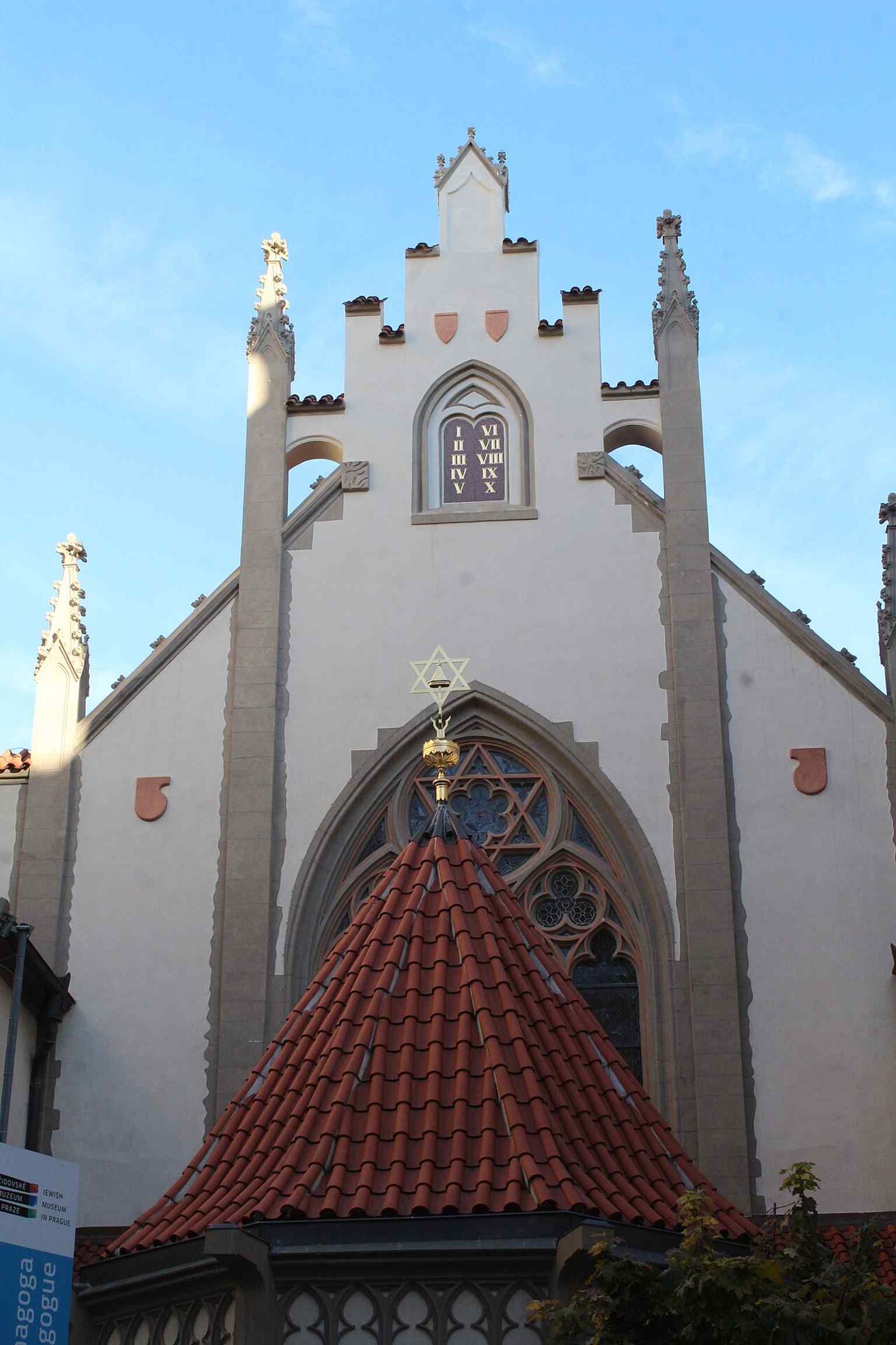 Trotz ihres prachtvollen ursprünglichen Entwurfs beschädigte ein verheerender Brand im Jahr 1689, bekannt als der „Französische Brand“, die Synagoge erheblich und verkürzte ihre Länge bei den hastigen Reparaturen um ein Drittel.
