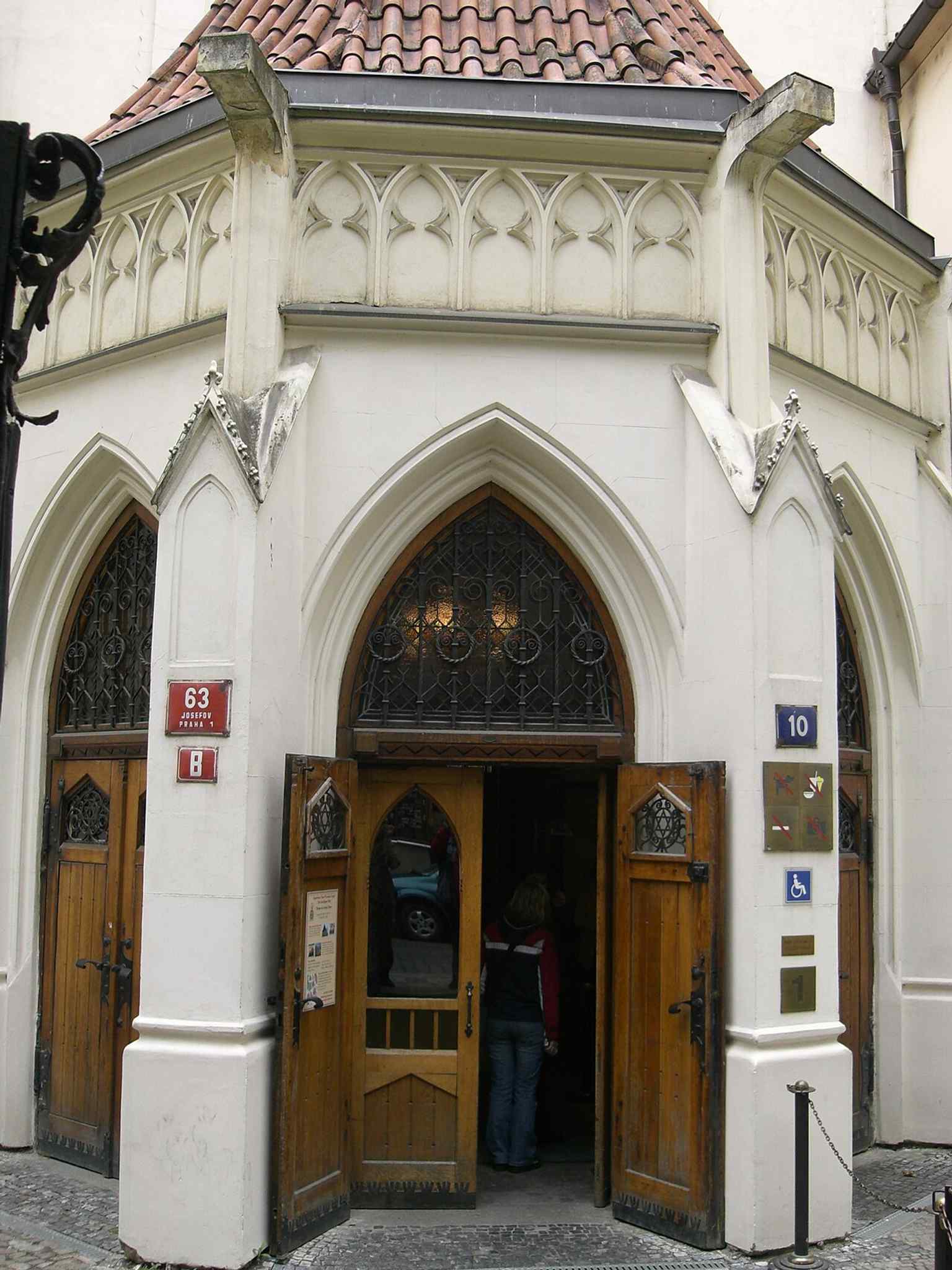 Dieses Detail des Eingangs zeigt den neugotischen Architekturstil, der die Synagoge seit ihren umfassenden Renovierungen um 1900 prägt.