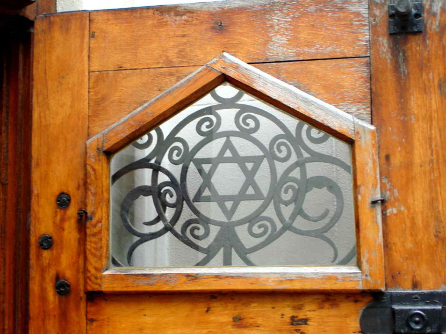 Beachten Sie die filigranen schmiedeeisernen Details, die charakteristisch für den neugotischen Stil sind, der während der Rekonstruktionen der Synagoge im späten 19. und frühen 20. Jahrhundert übernommen wurde.
