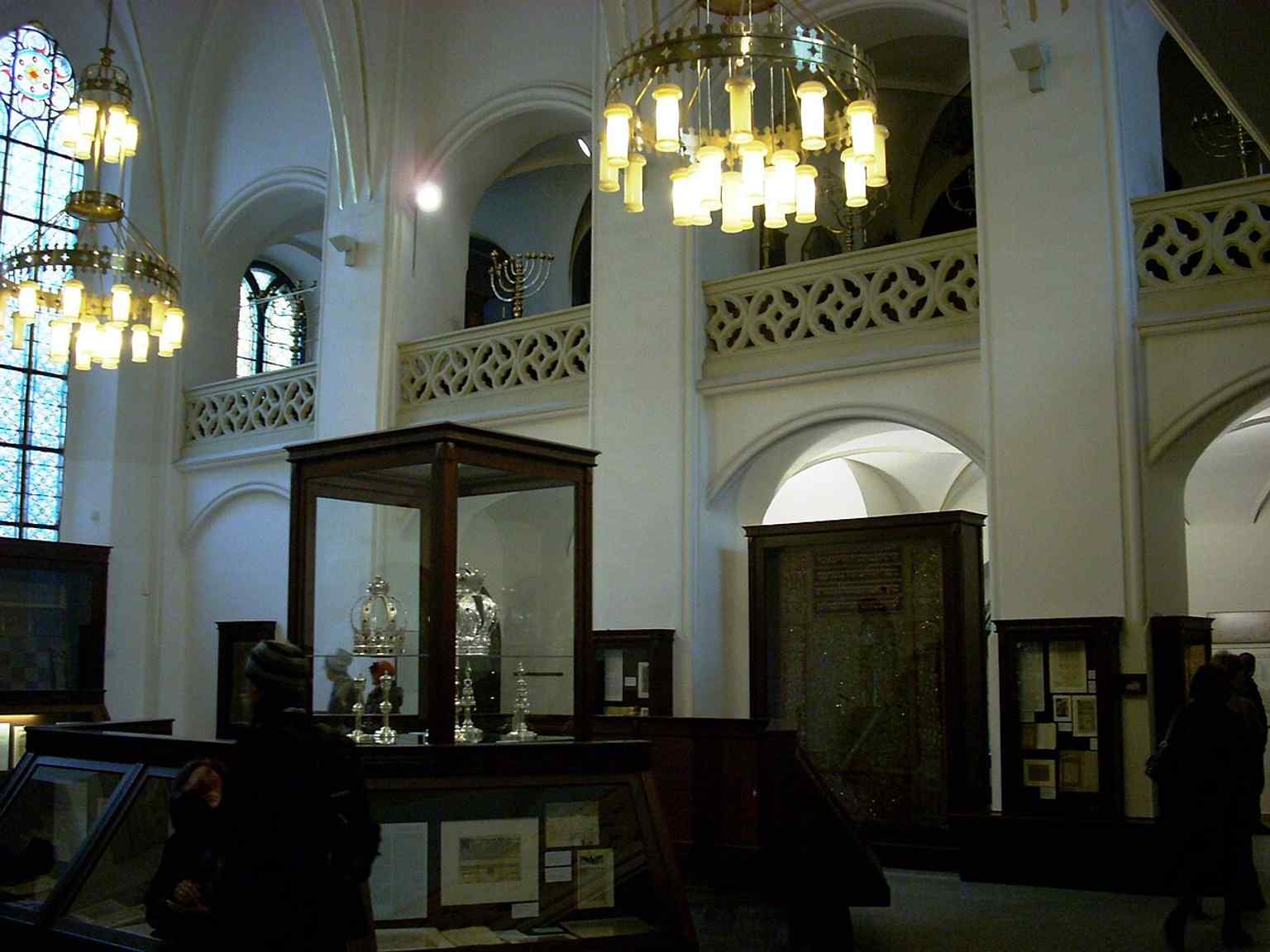 Im Inneren ist die aktuelle Ausstellung der Synagoge zur tschechisch-jüdischen Geschichte zu sehen. Sie steht auf den Fundamenten eines Gebäudes, das einst zwanzig starke Säulen besaß, die nach dem Brand von 1689 auf vierzehn reduziert wurden.