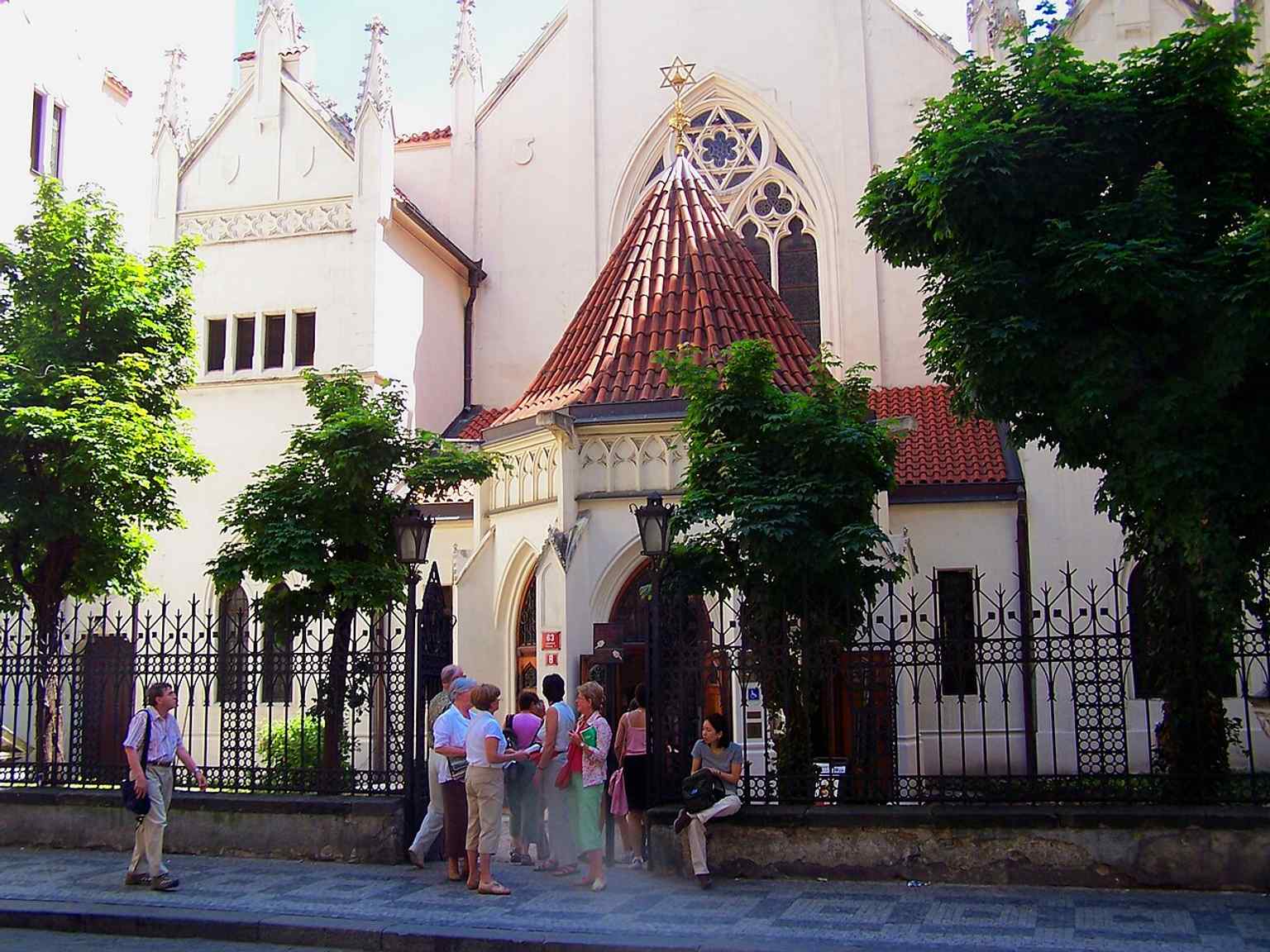 Die Synagoge ist ein bedeutendes Wahrzeichen in Josefov, dem ehemaligen jüdischen Viertel von Prag, das um die Wende zum 20. Jahrhundert einem umfassenden Sanierungsprogramm unterzogen wurde, das sein Stadtbild drastisch veränderte.