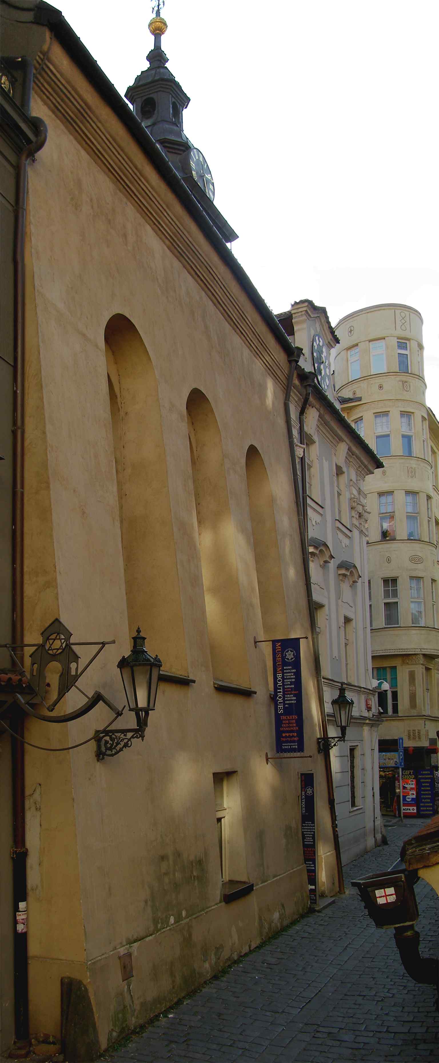 Das Innere der Synagoge besticht durch ein Renaissance-Lünettengewölbe mit Stuckarbeiten, die in einem achtzackigen Stern zusammenlaufen – ein Detail, das 1996 akribisch restauriert wurde.