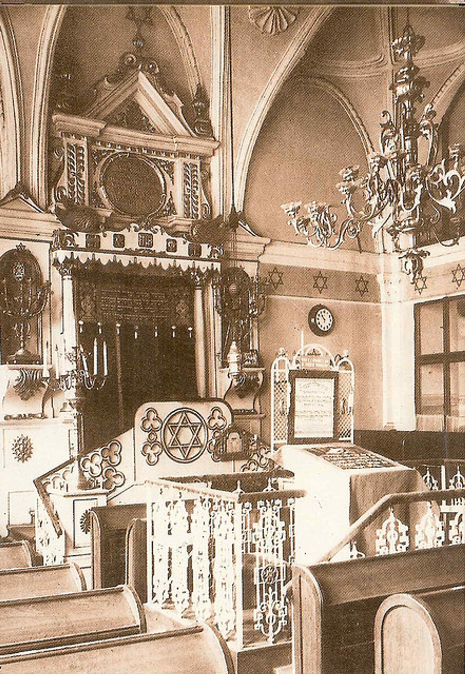 Die Vysoká synagoga, oder „Hohe Synagoge“, steht gegenüber der Altneu-Synagoge und diente einst als privater Gebetsraum für jüdische Ratsmitglieder.