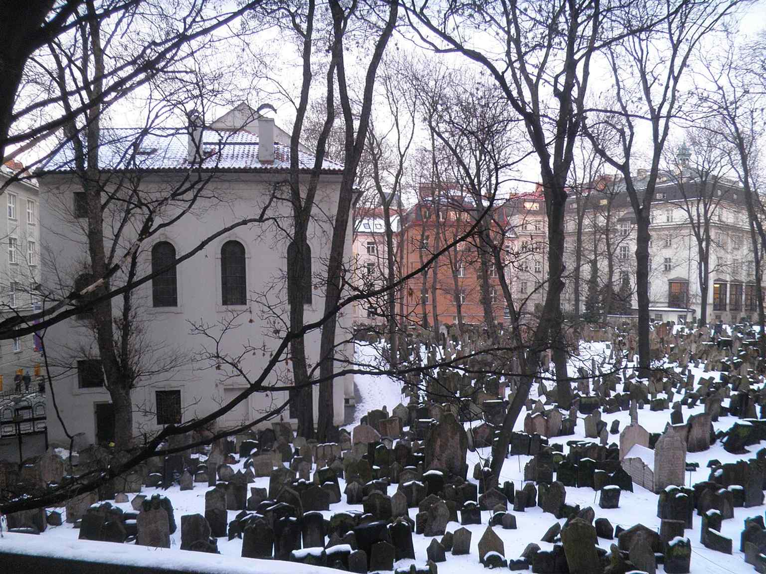 Der schwarze Grabstein von Aharon Mešulam Horowitz (gest. 1545), der bekanntermaßen die Pinkas-Synagoge als privates Gotteshaus für seine Familie erbaute.