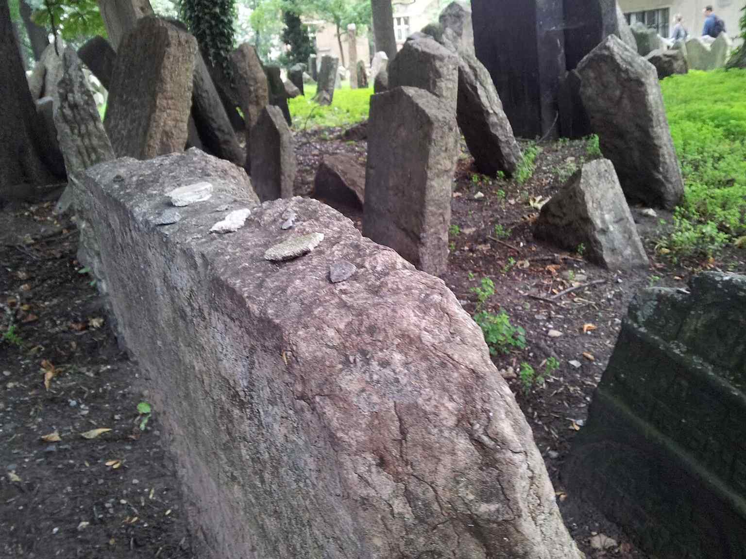 Das markante Grab von Rabbi Judah Löw ben Bezalel, bekannt als der Maharal von Prag, ist ein zentraler Wallfahrtsort, berühmt für die Legende vom Golem und Besucher, die kleine Zettel mit Gebeten hinterlassen.