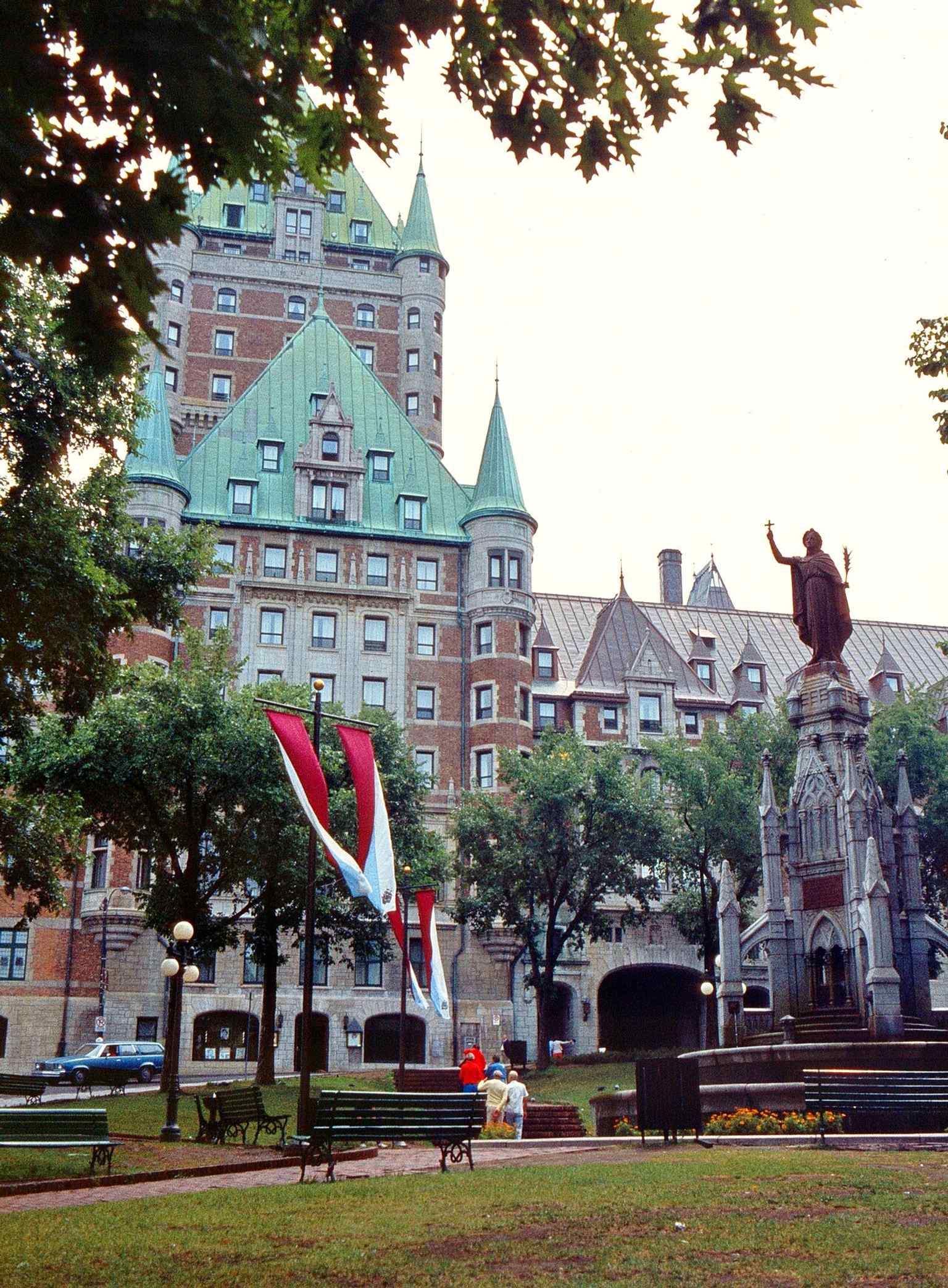 This 1983 postcard-style photo connects the hotel to its long history as a railway-era showpiece, built to attract luxury travelers to Quebec City.