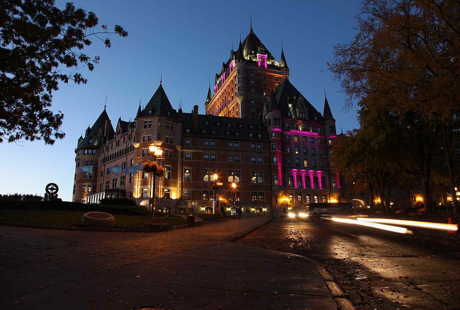 A night view highlights the hotel’s fortress-like silhouette on Cap Diamant, with the French-inspired style that made it a model for grand railway hotels.