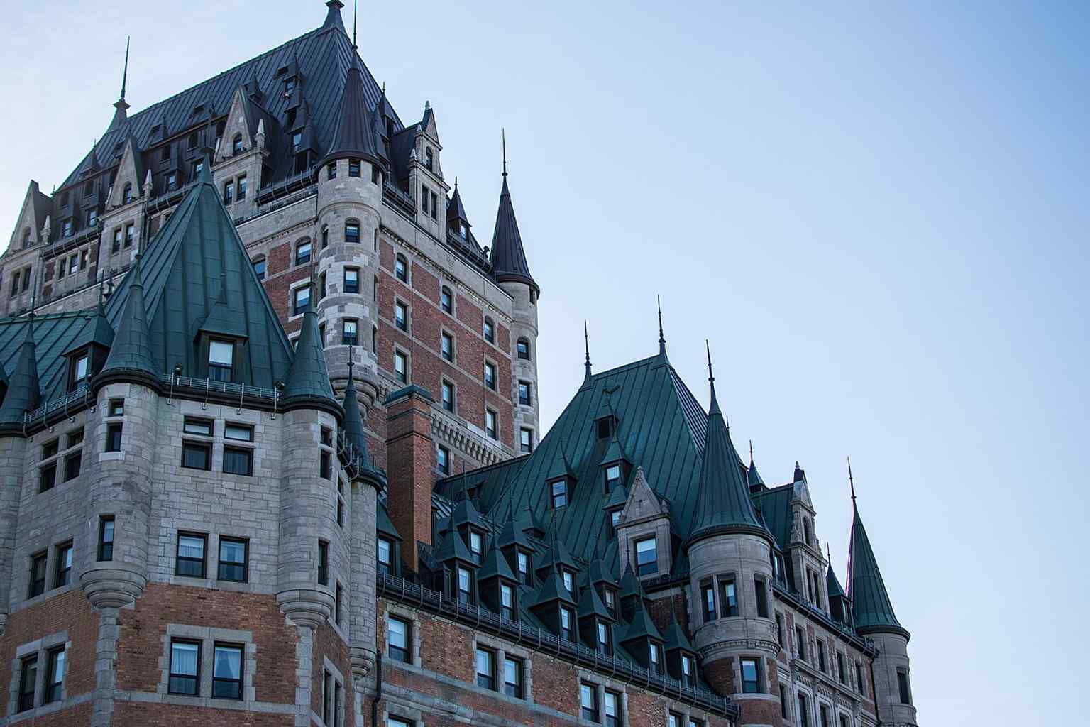 A modern daylight view of the full hotel exterior, useful for showing the 18-floor massing and later expansions that shaped today’s profile.