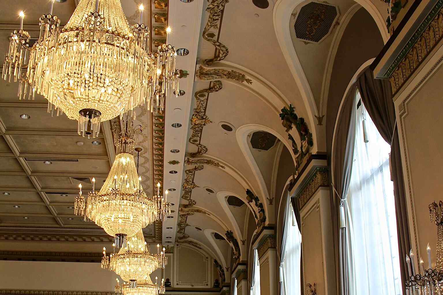 The ballroom’s elegant chandeliers and ornate décor recall the high-profile receptions and state events hosted here, including wartime conference gatherings.