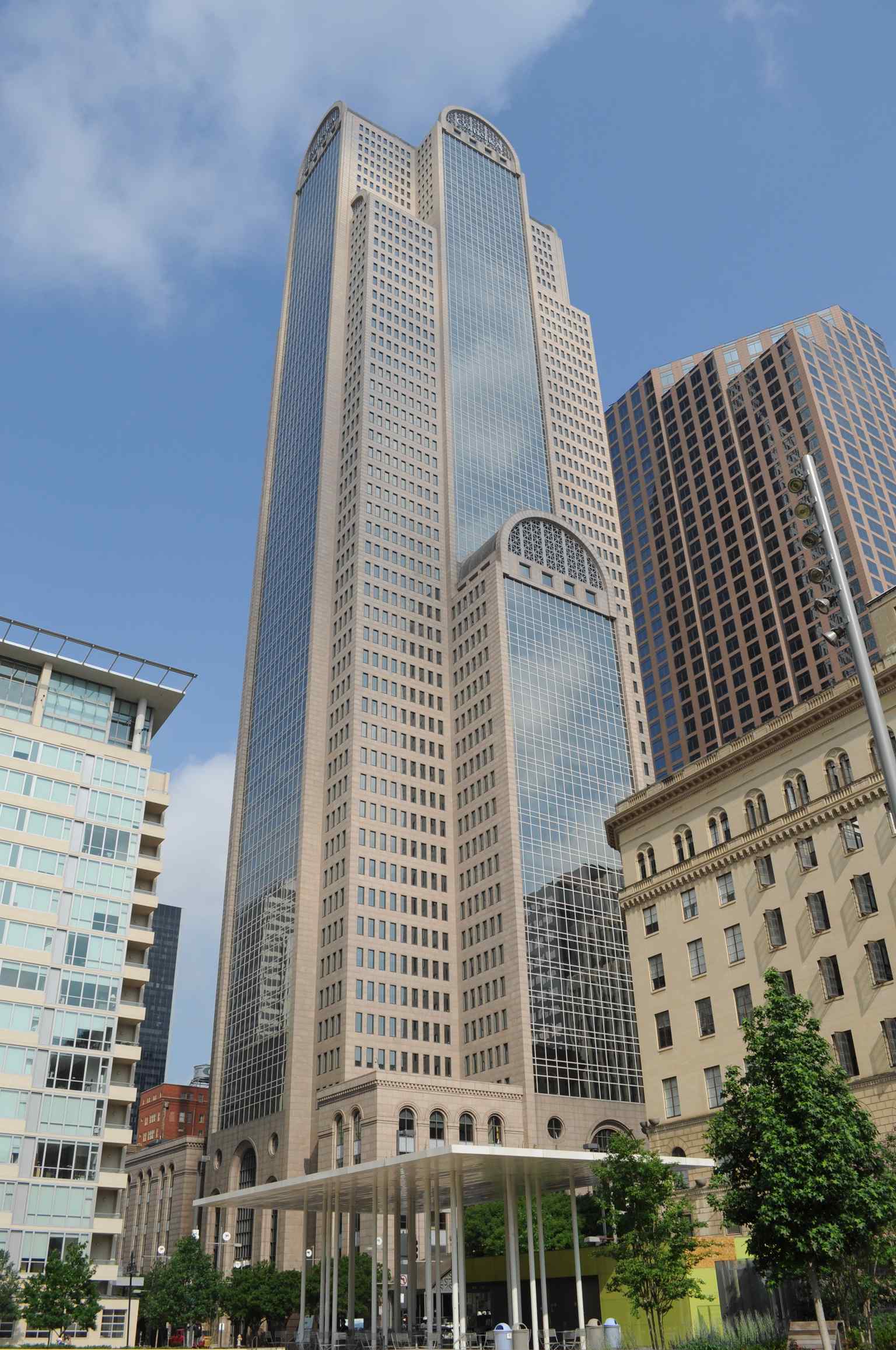 This exterior view highlights the tower's postmodern design by Philip Johnson and John Burgee, featuring a modern interpretation of the classic barrel vault and distinctive upper-level setbacks.