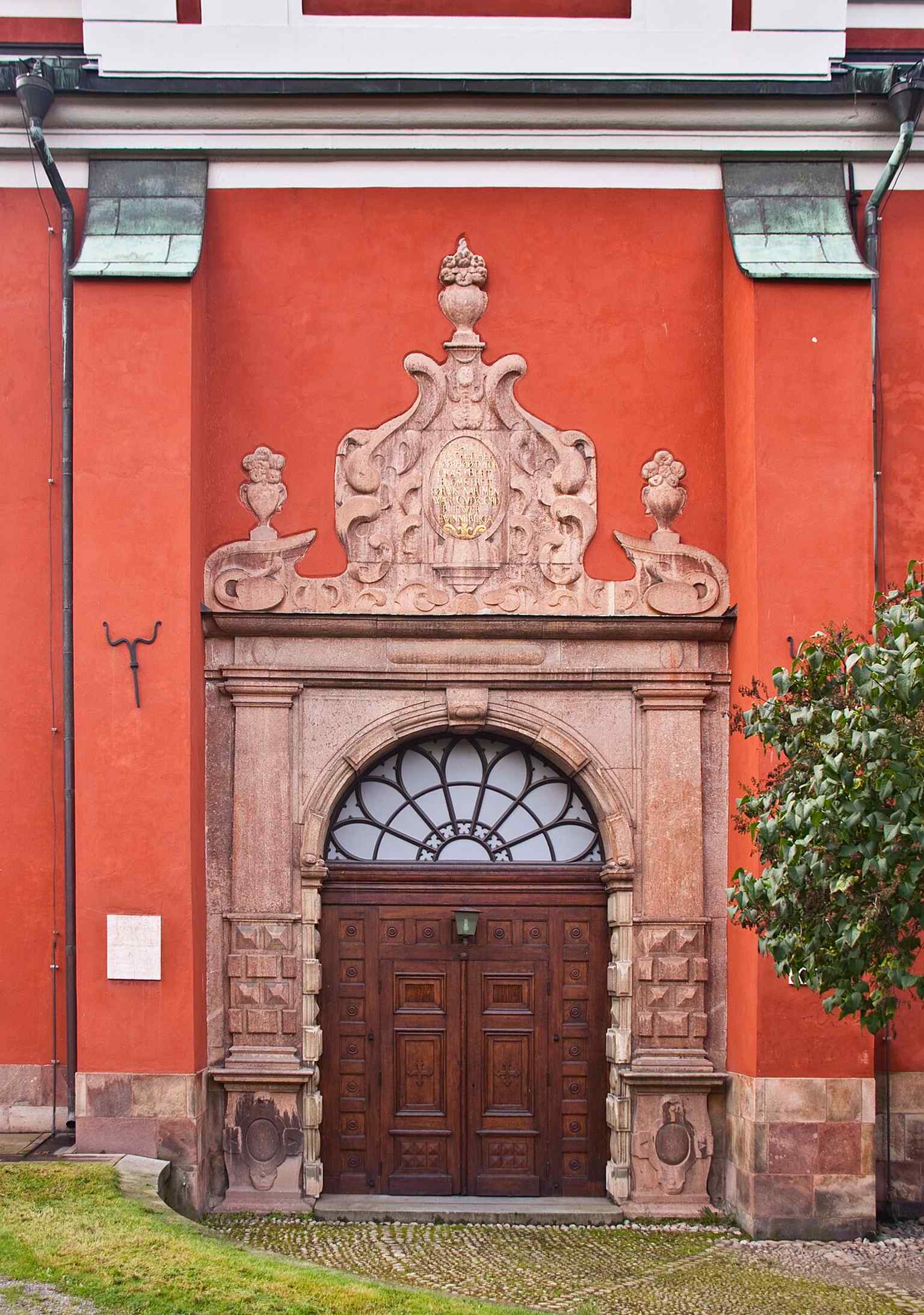The Northern portal, crafted by Heinrich Blume in 1643, exhibits a more restrained ornamentation in the German-Dutch Renaissance style.