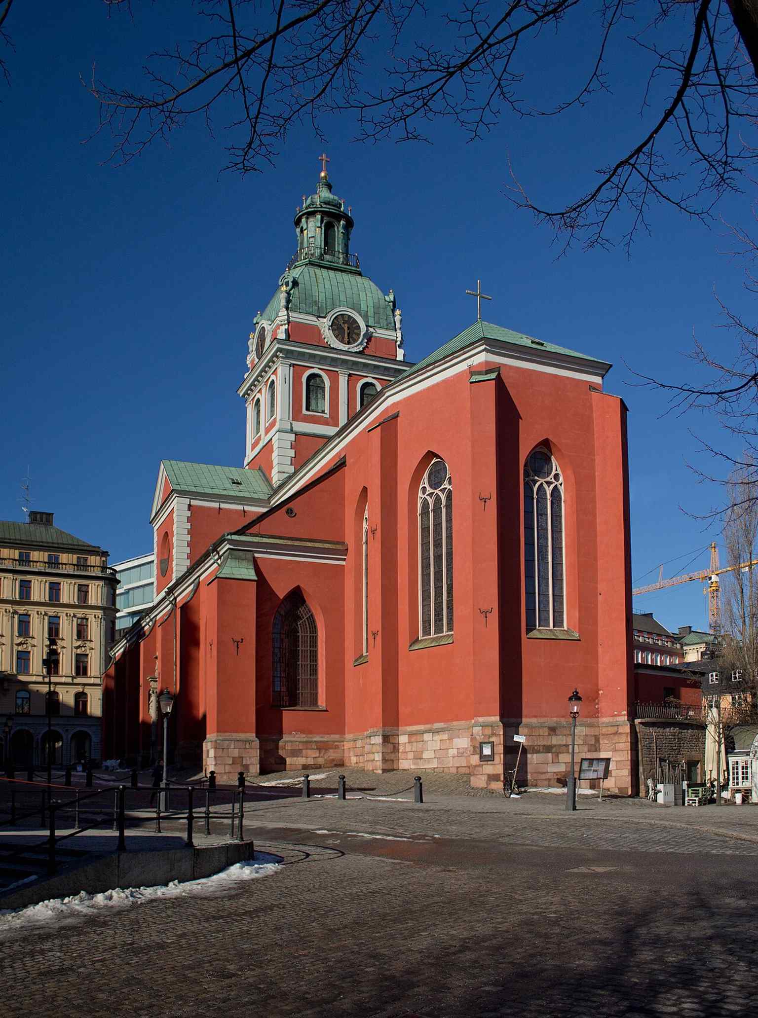 The church's iconic red-plastered brick exterior, reflecting architectural influences from late Gothic, Renaissance, and Baroque periods, was restored to its 1600s color in 1968-1969.