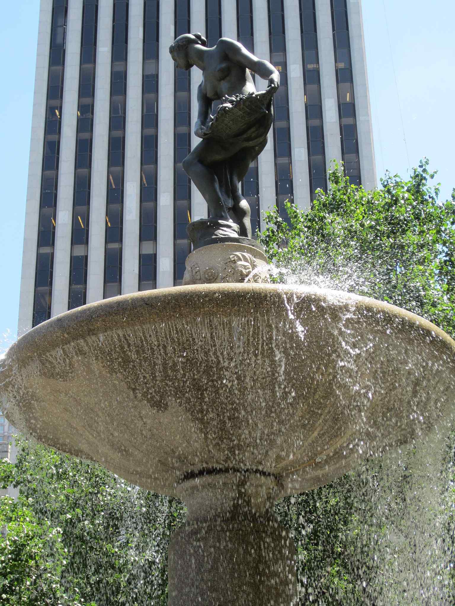 A wide view of Grand Army Plaza, where the Pulitzer Fountain was placed in the southern half, with the Sherman Monument in the northern half.