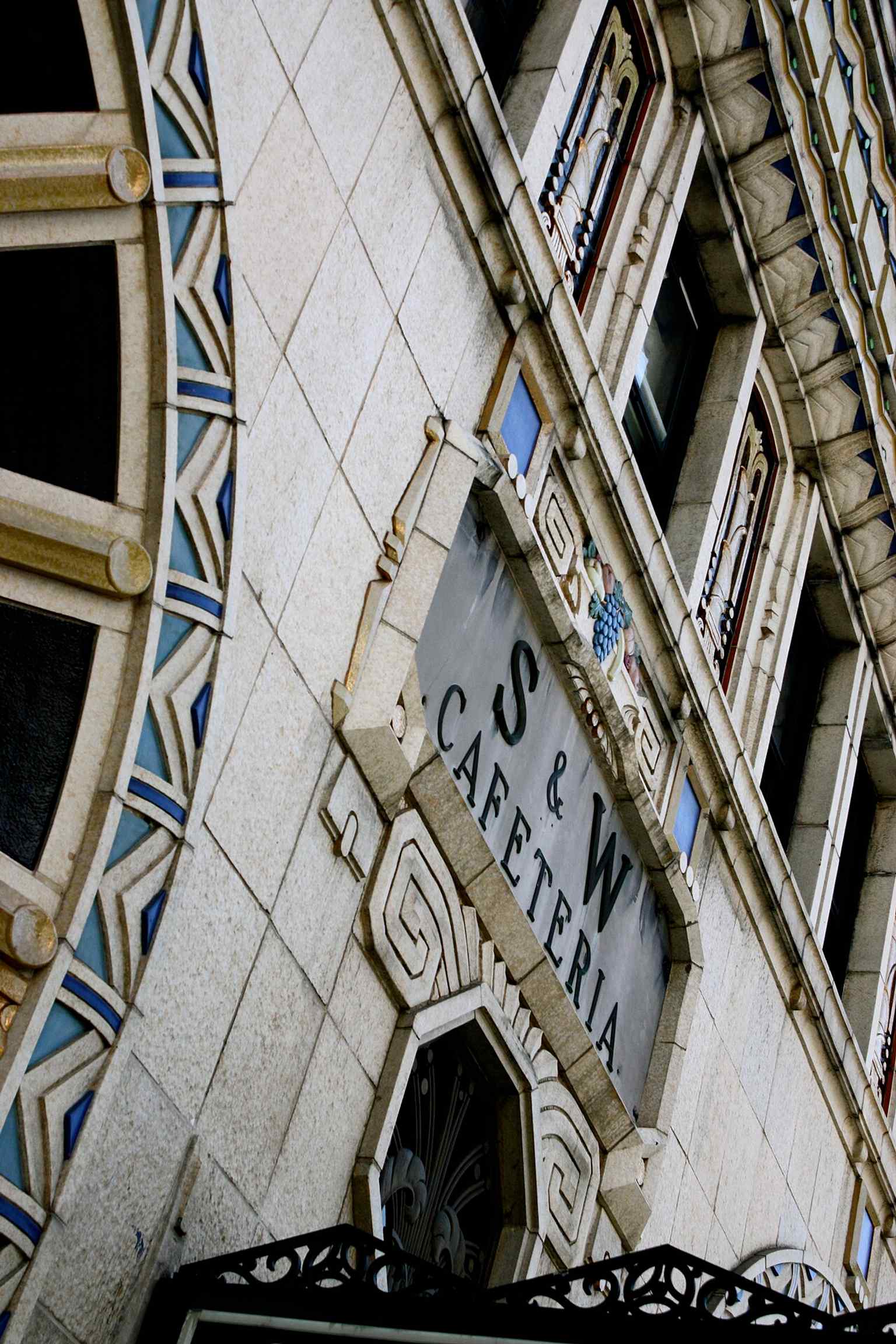 The S & W Cafeteria’s distinctive ornamented exterior, with the polychrome details that helped make it an Art Deco standout.