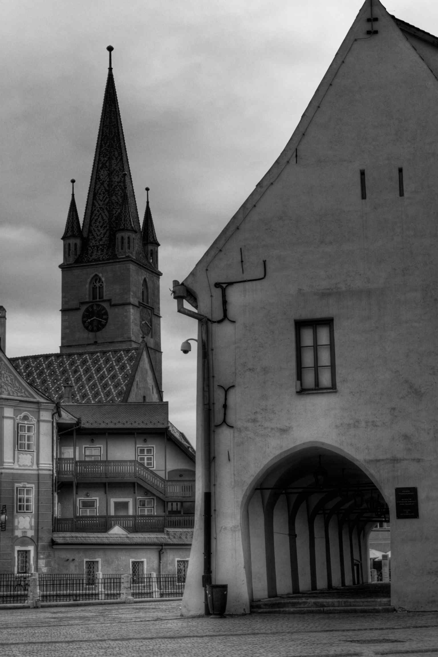 The Casa Artelor, home to the 'Emil Sigerus' Museum, is seen here alongside the Evangelical Cathedral, demonstrating its significant location within Sibiu.
