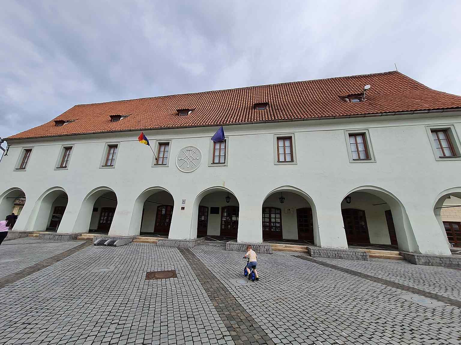 A contemporary view of the Casa Artelor, a historical monument, where the 'Emil Sigerus' Museum of Ethnography and Saxon Folk Art is located.