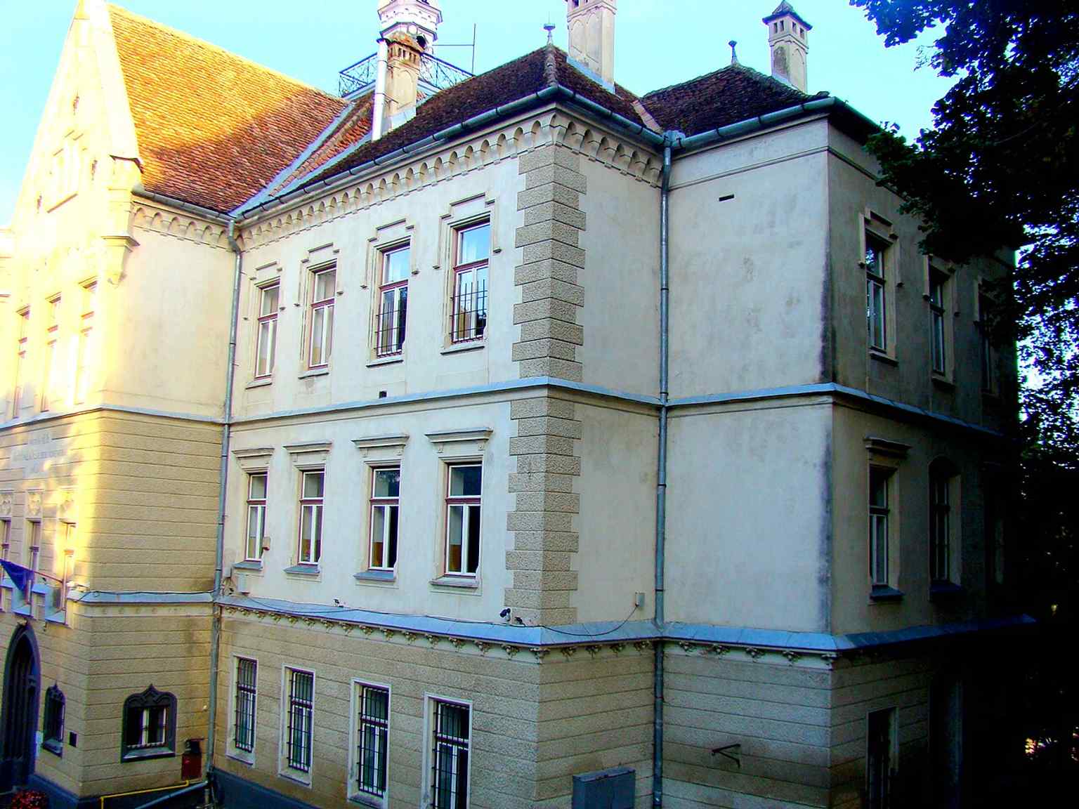 This main building, begun in 1790 and expanded with an added floor in 1901, bears the inscription 'PATRIAE FILIIS VIRTUTI PALLADIQUE SESE VOVENTIBUS SACRUM' - 'Sacred to the sons of the fatherland dedicated to virtue and wisdom'.