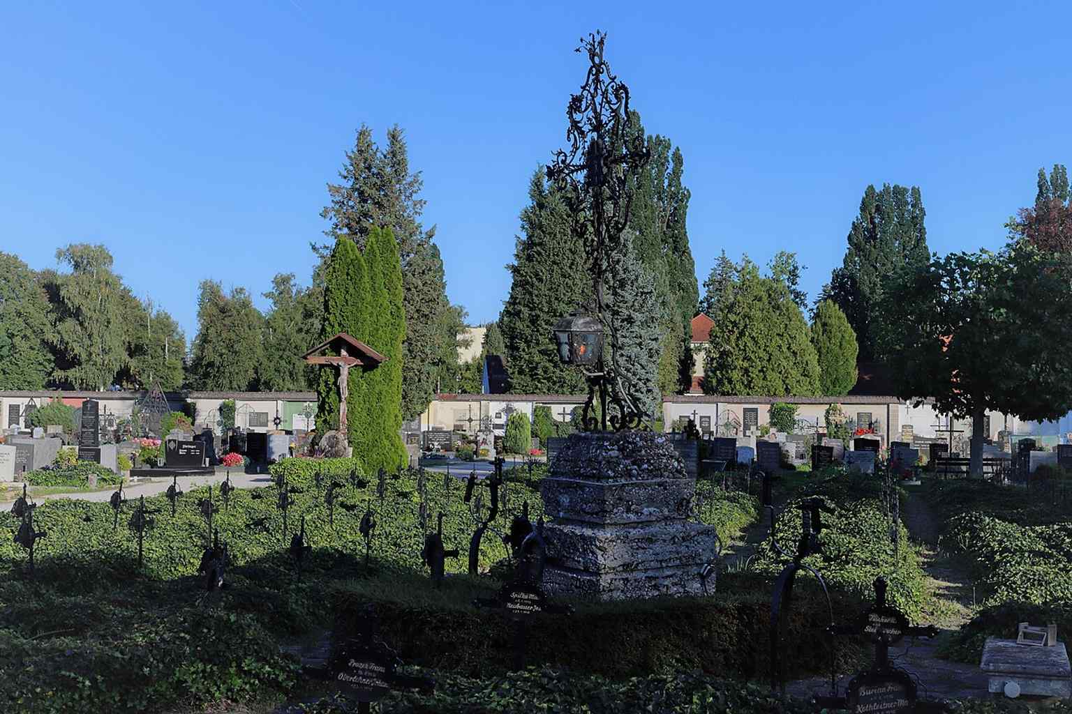 A surviving memorial in the Protestant section, separated from the Catholic cemetery by a wall since 1892.