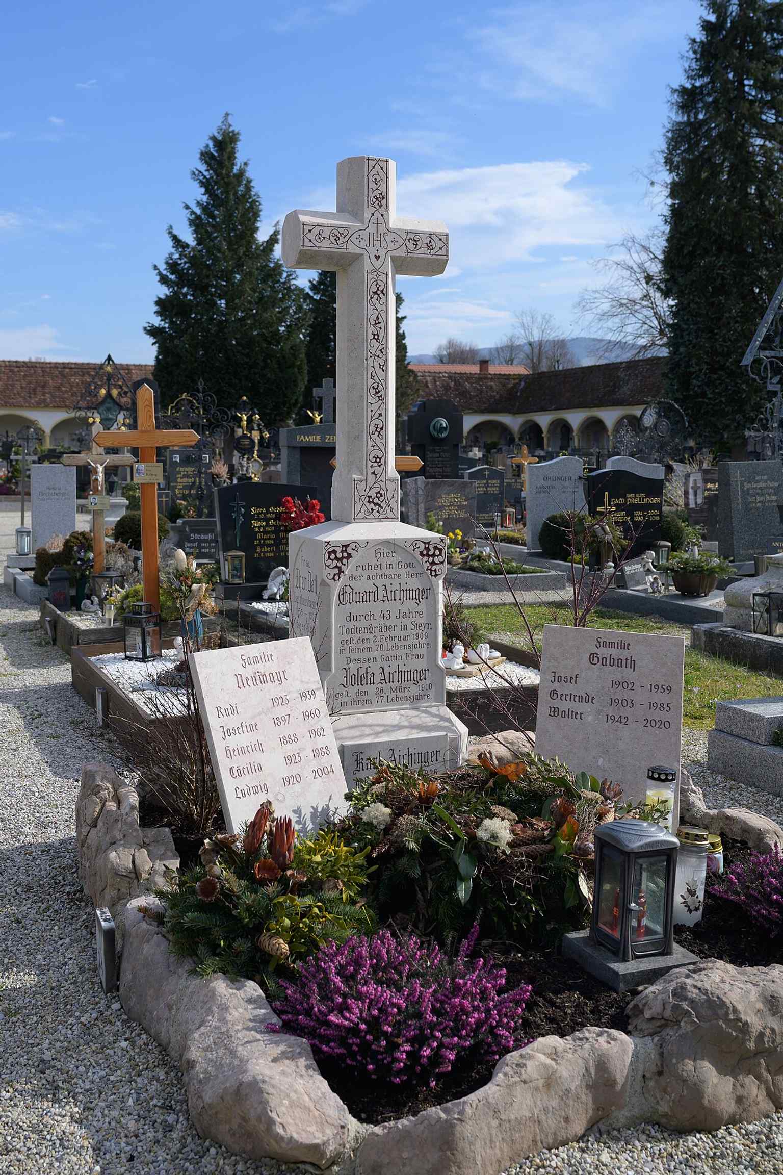 A gravedigger’s grave in the older section, one of the more unusual individual burials in the arcaded cemetery.