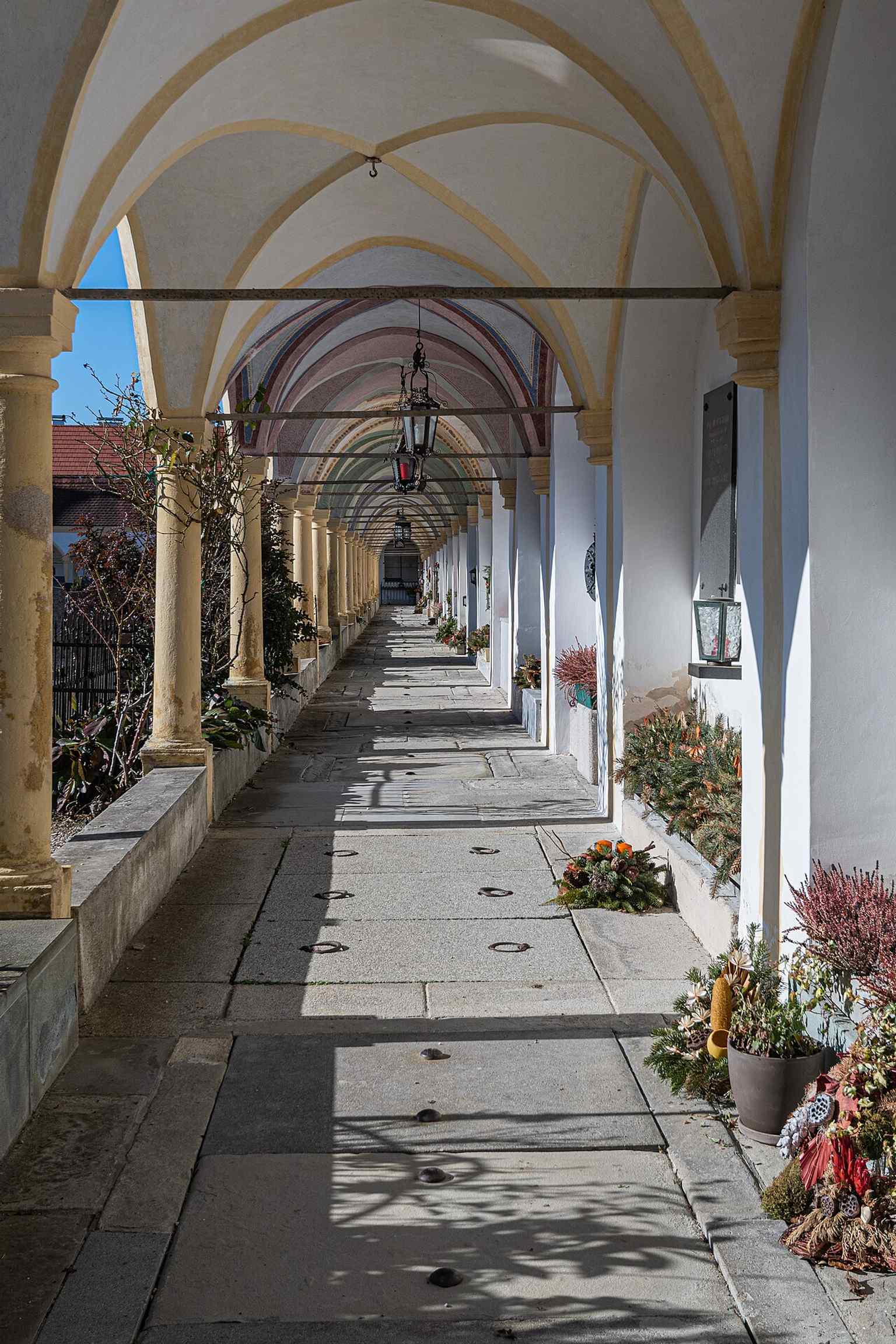 Inside the arcades, where the cemetery preserves 84 burial vaults and the richly decorated Renaissance-era cloistered walk.