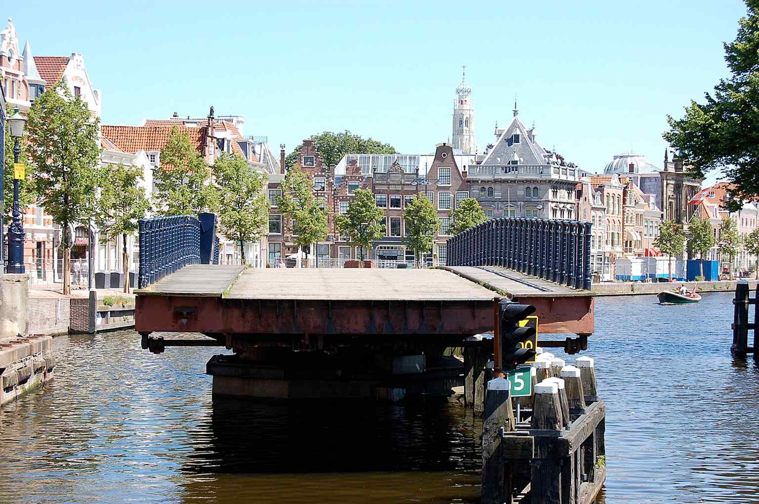 The bridge opened for passing boats, showing its role as an active waterway crossing in the city center.