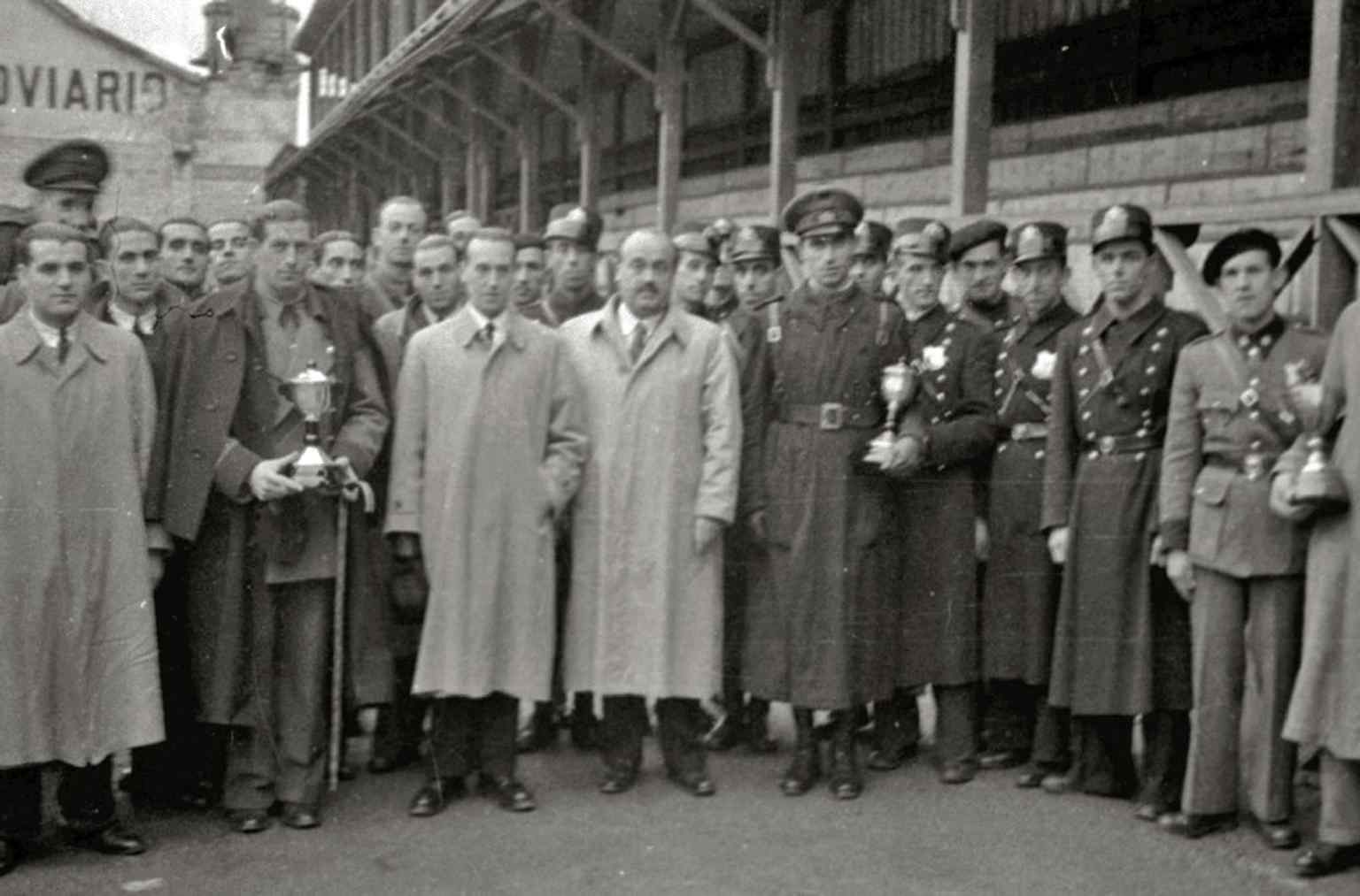 Local authorities gathered at Atocha in 1942, reflecting the stadium’s importance as a public landmark in San Sebastián.