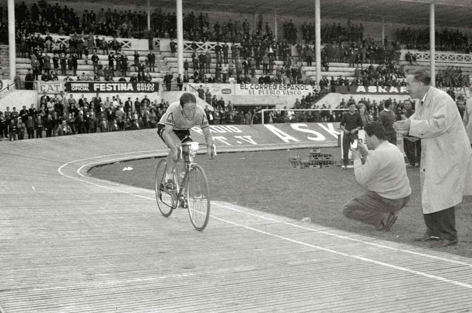 A 1963 cycling race held inside Atocha — one of the many non-football events staged in the old ground.