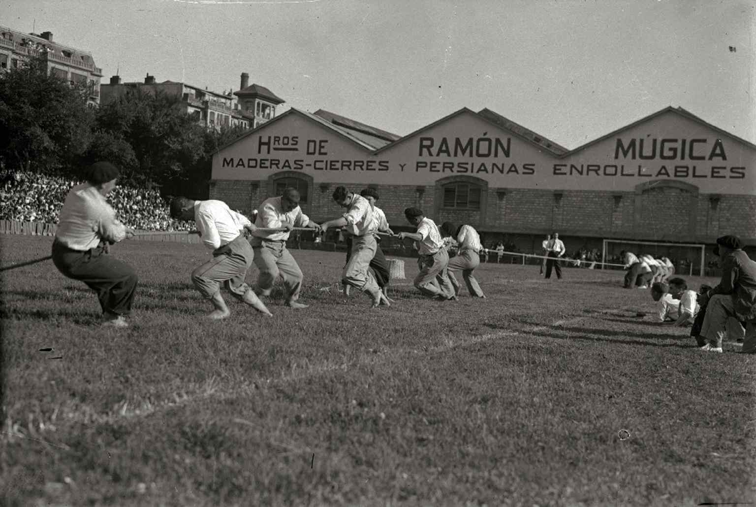 A 1932 tug-of-war competition at Atocha, showing the stadium’s role in popular Basque sporting culture.