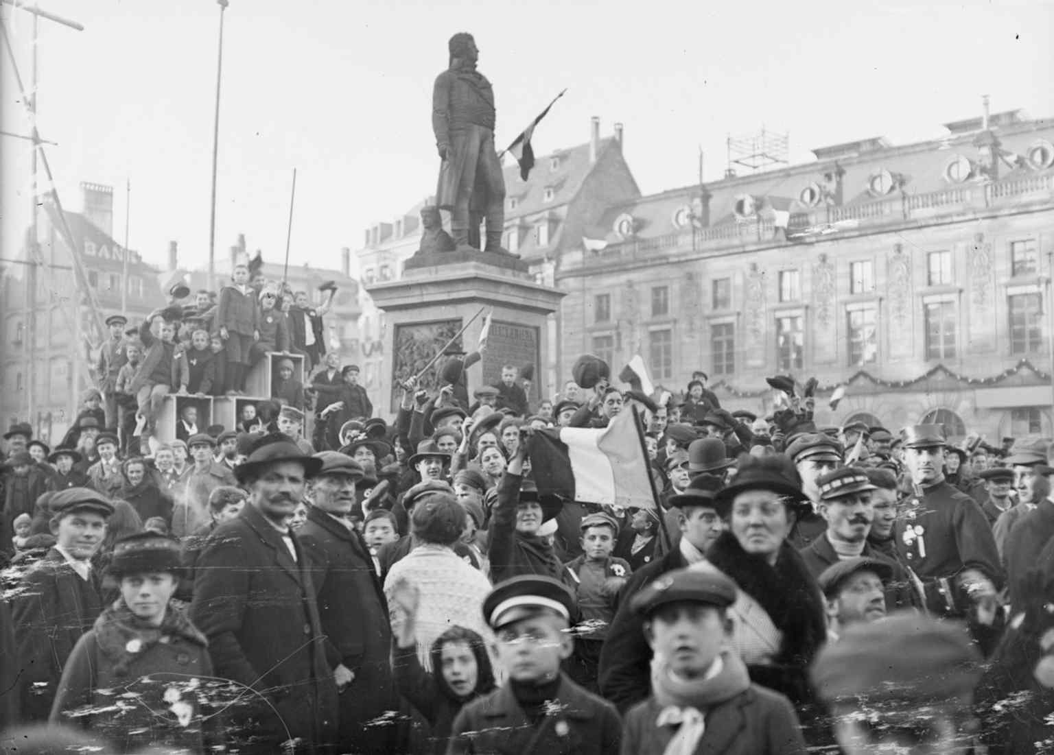 Crowds filling the square in November 1918, when Place Kléber became a dramatic civic stage at the end of World War I.