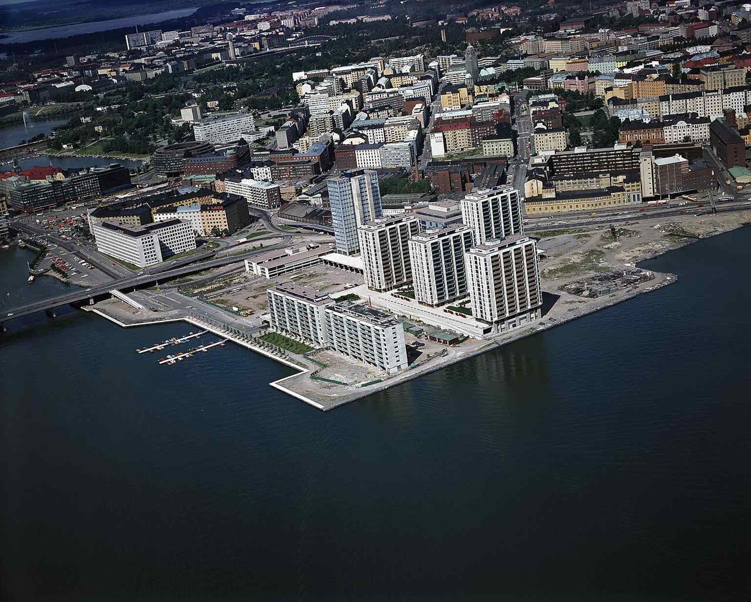 An aerial view of the Hakaniemi waterfront area in 1976, showing the square’s surroundings during the era when the market was being reshaped around new transport links.