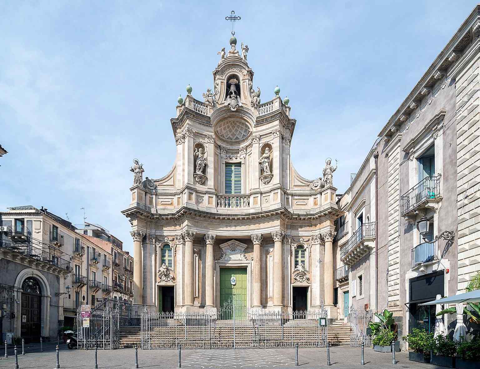 The main Baroque façade on Via Etnea, with the statues of Saints Agatha, Apollonia, Peter and Paul mentioned in the church’s description.